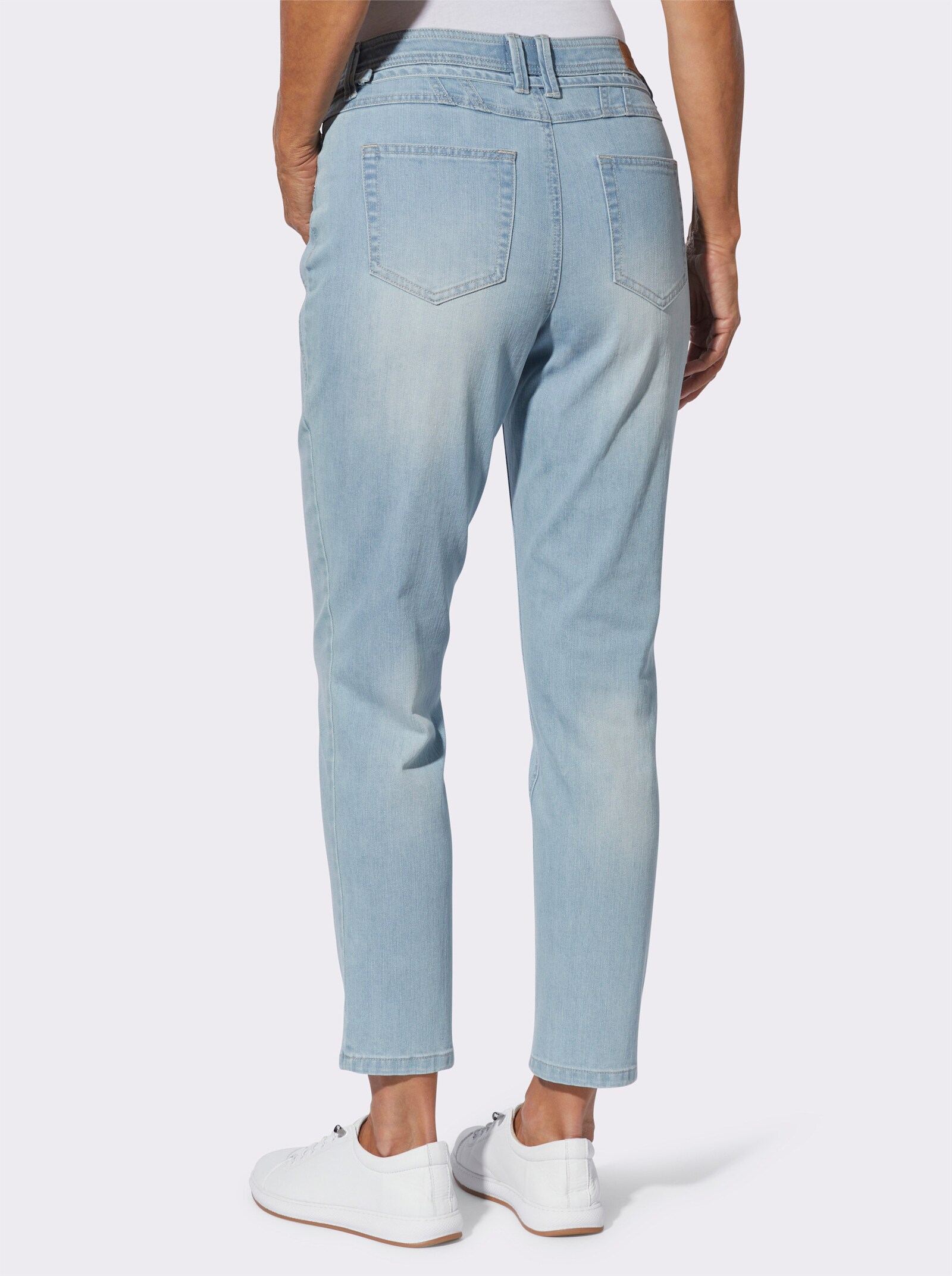 Jeans mit schmalem Gürtel - blue-bleached