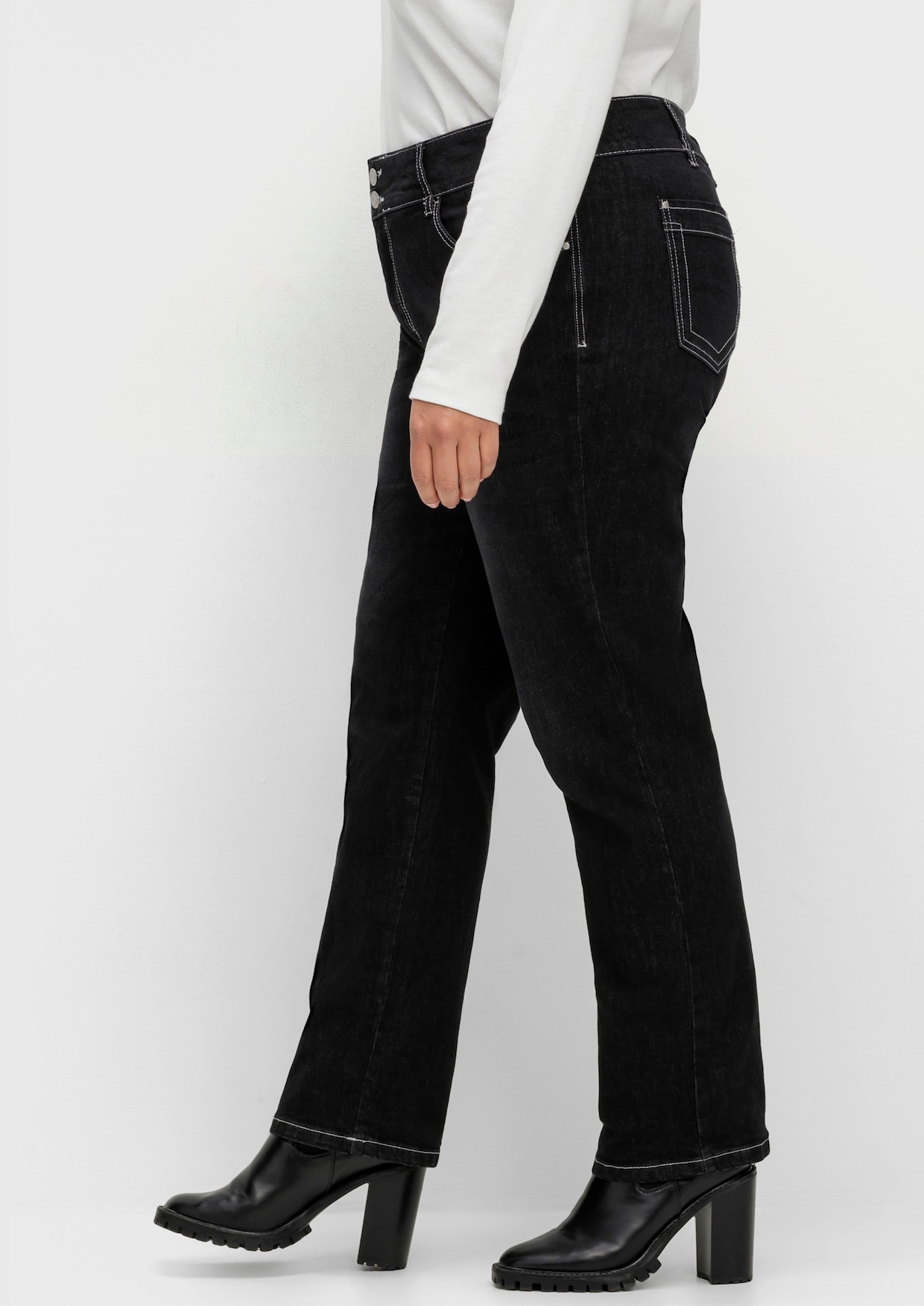 Jeans mit Nieten an den Taschen - black-denim