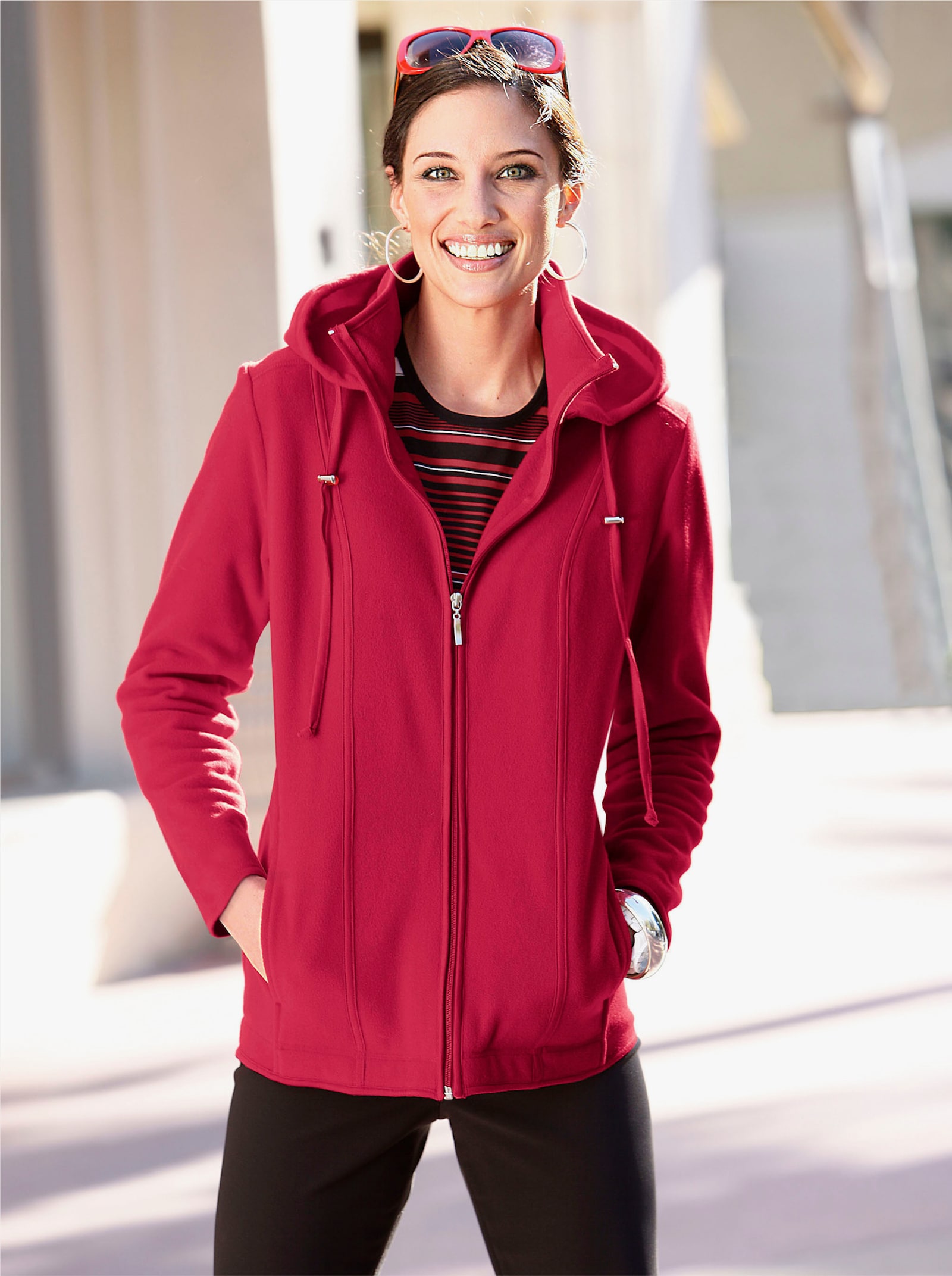 Fleecejacke mit abnehmbarer Kapuze - kirschrot