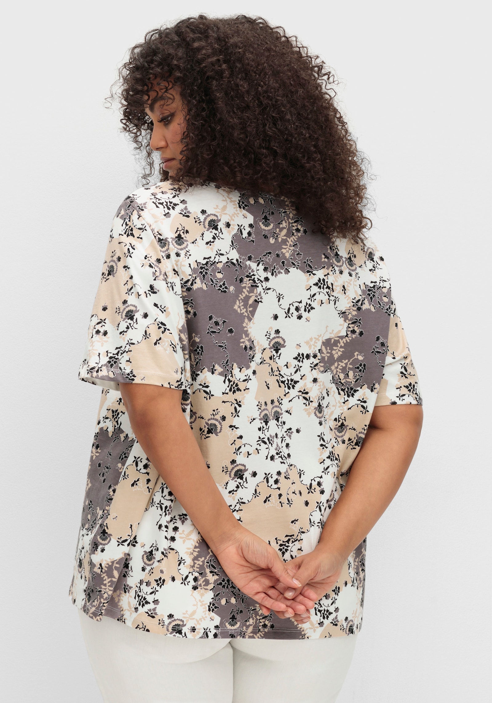 Kurzarmshirt aus reiner Baumwolle - ecru-grau-bedruckt