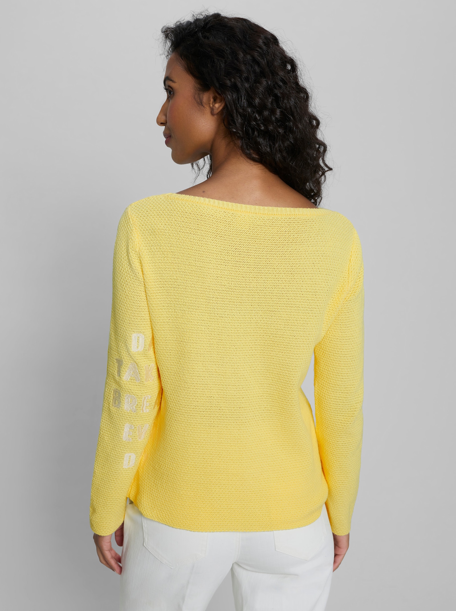 heine Pullover mit gestickter Schrift - zitrone-ecru-gemustert