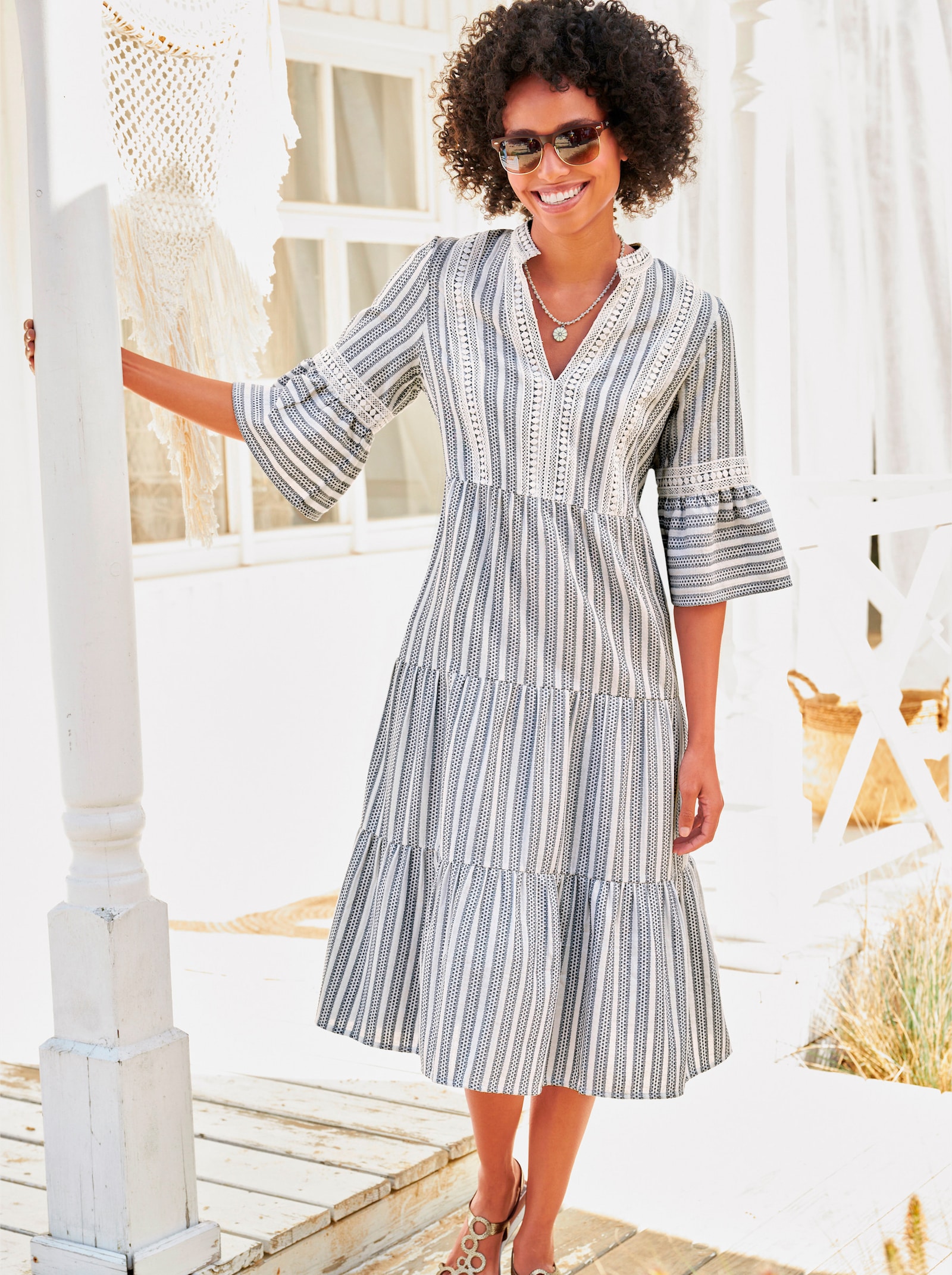 heine Baumwollkleid mit Spitzenbordüre - ecru-dunkelblau-gemustert