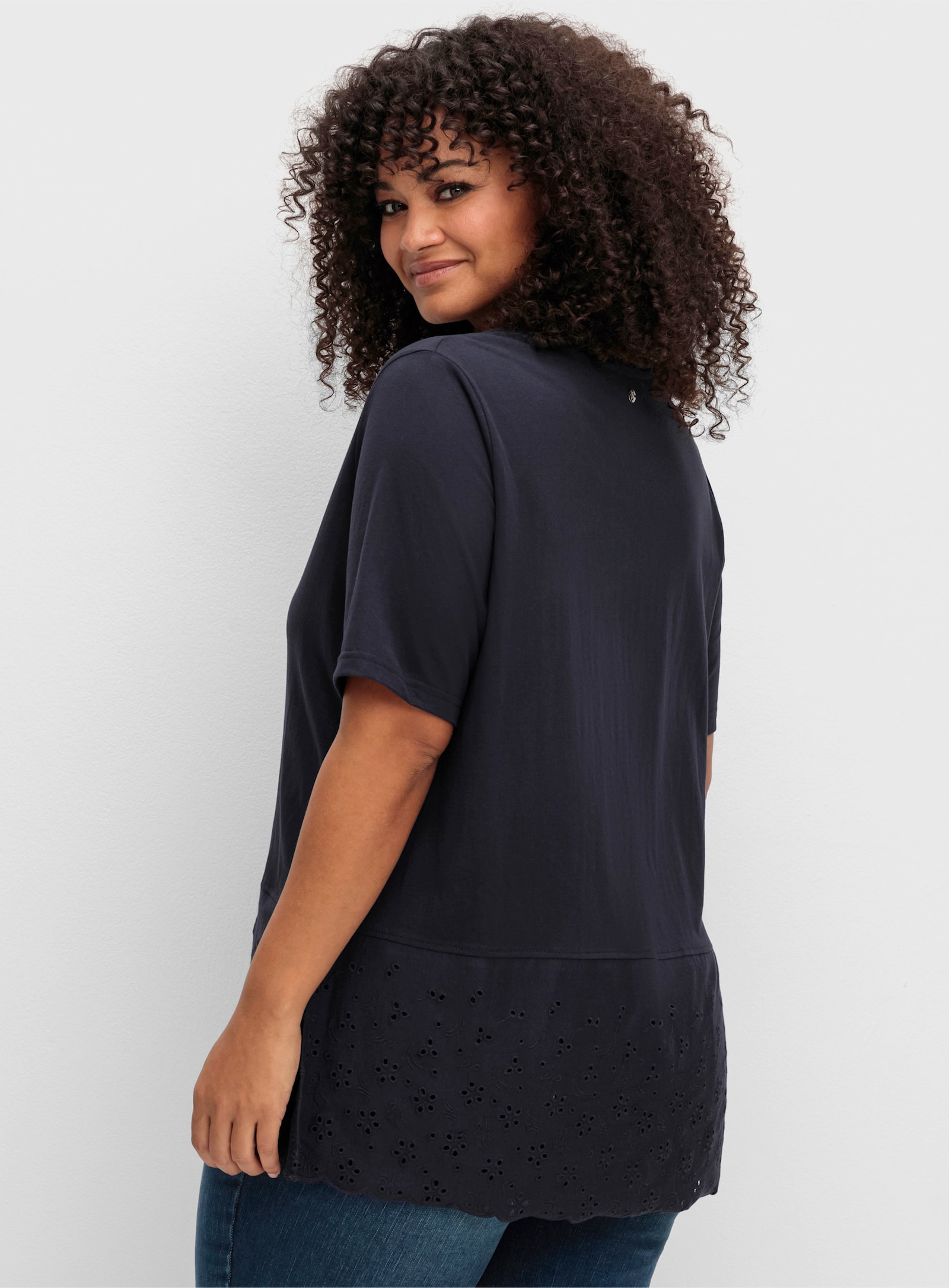 sheego T-Shirt mit Lochstickerei - tiefblau