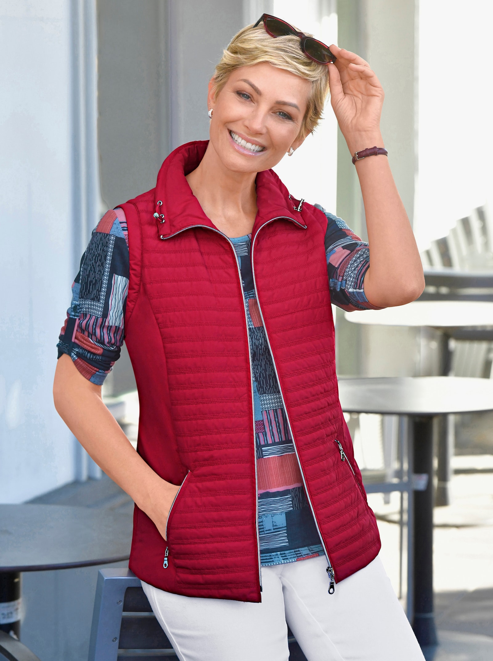 Steppweste mit glatten Einsätzen seitlich - kirschrot