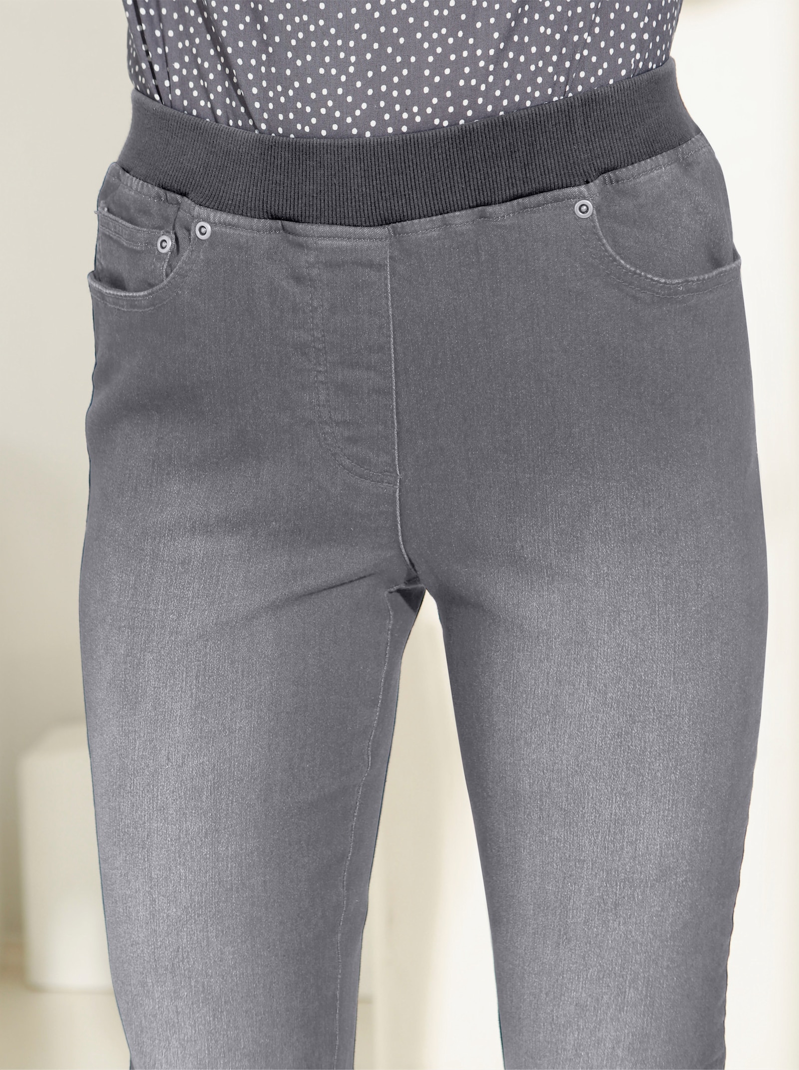 Schlupfjeans mit geripptem Strick-Dehnbund - grey-denim