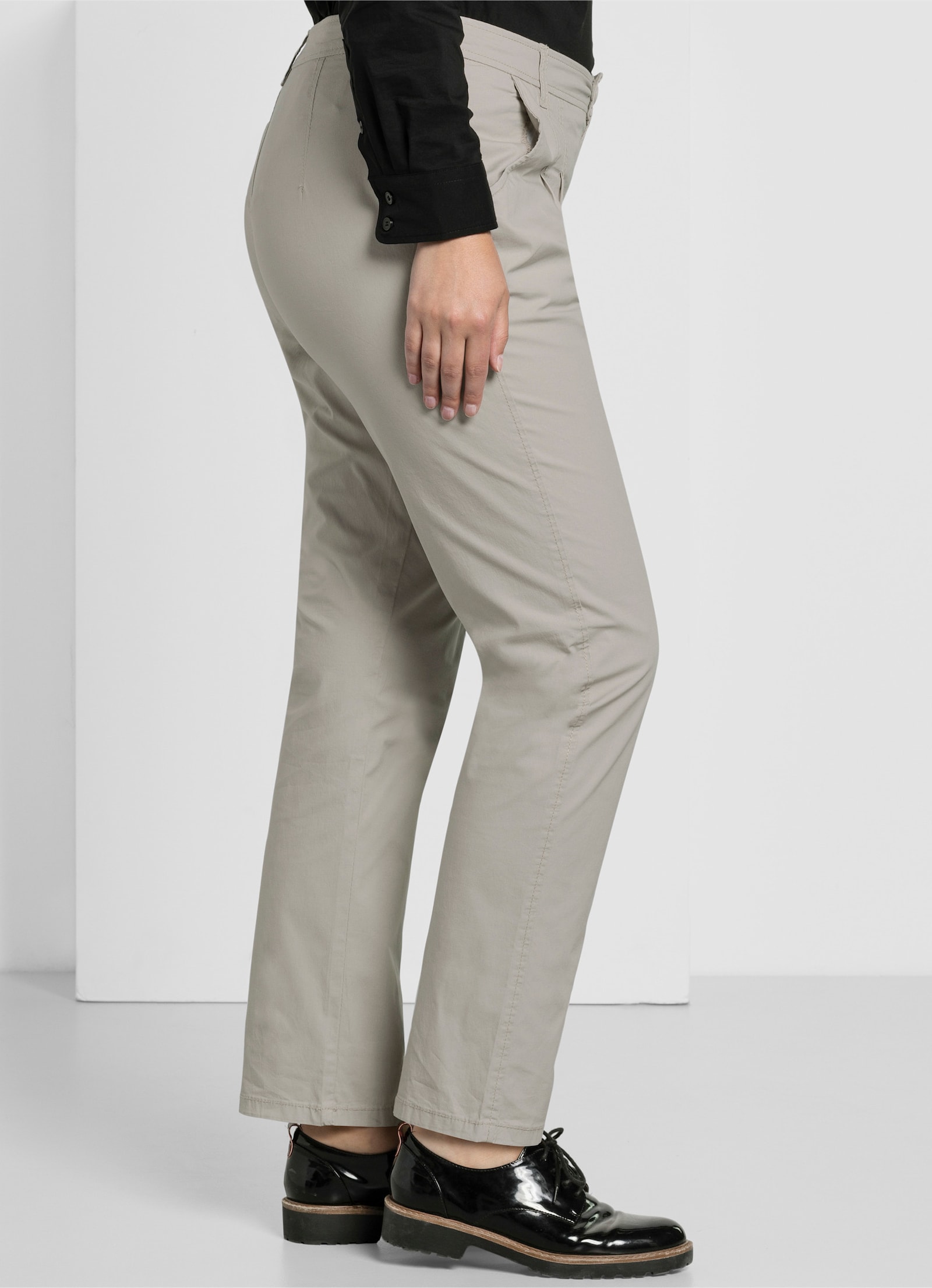 sheego Chinobroek met bandplooien - beige