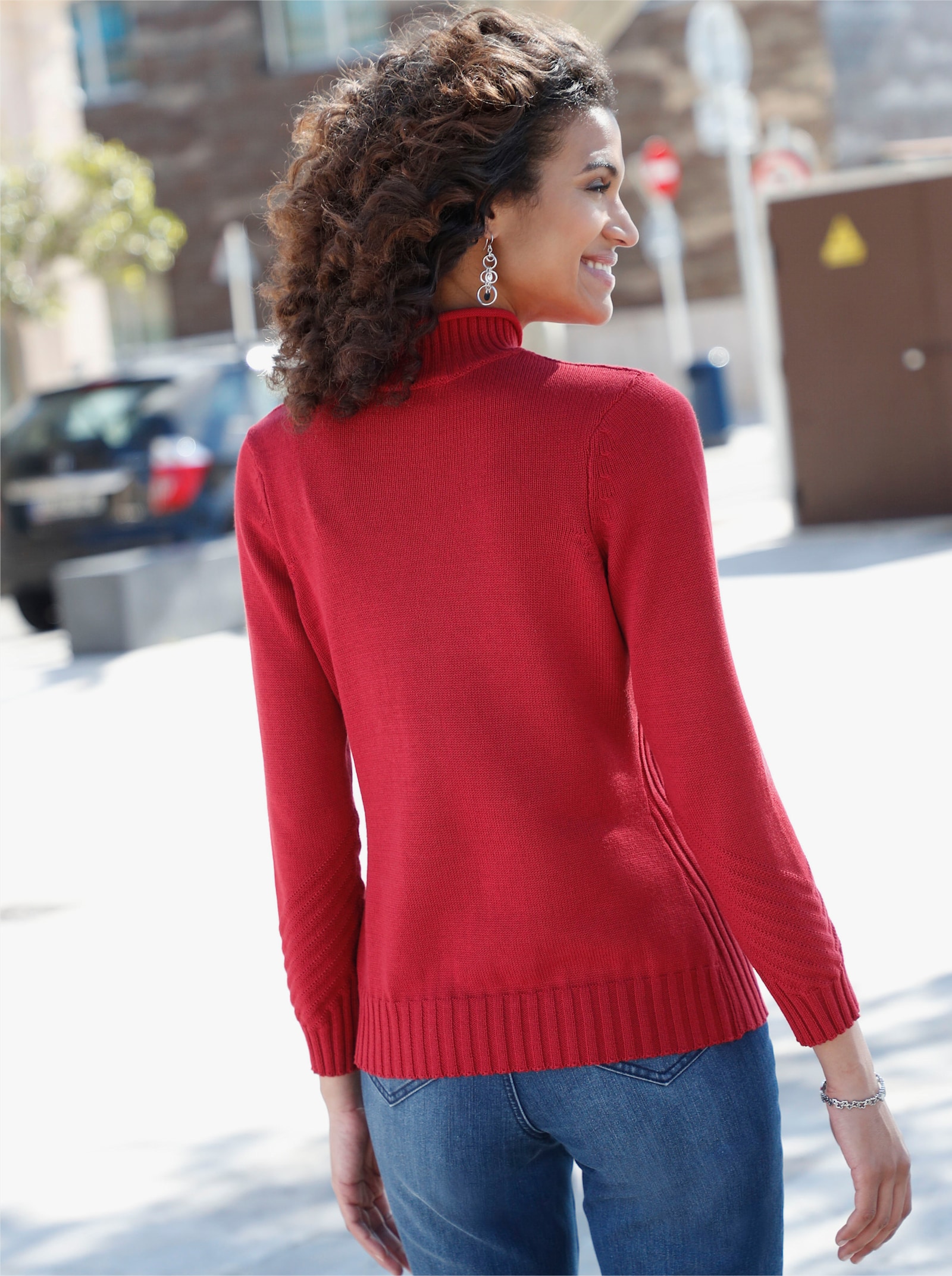 Pulóver so stojačikom a pleteným vzorom - tmavočervená