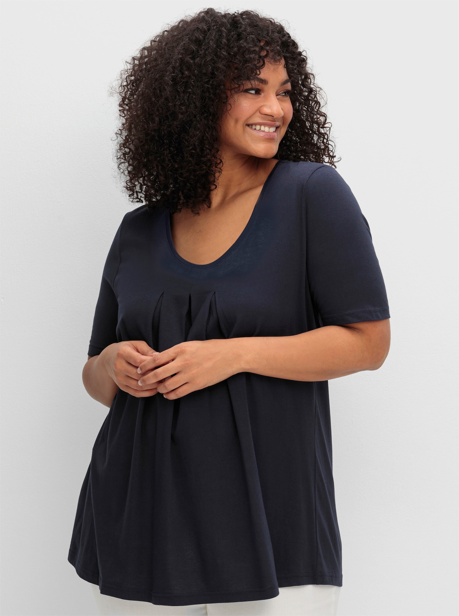 sheego T-shirt in A-lijn, met stolpplooi bij de hals - diepblauw