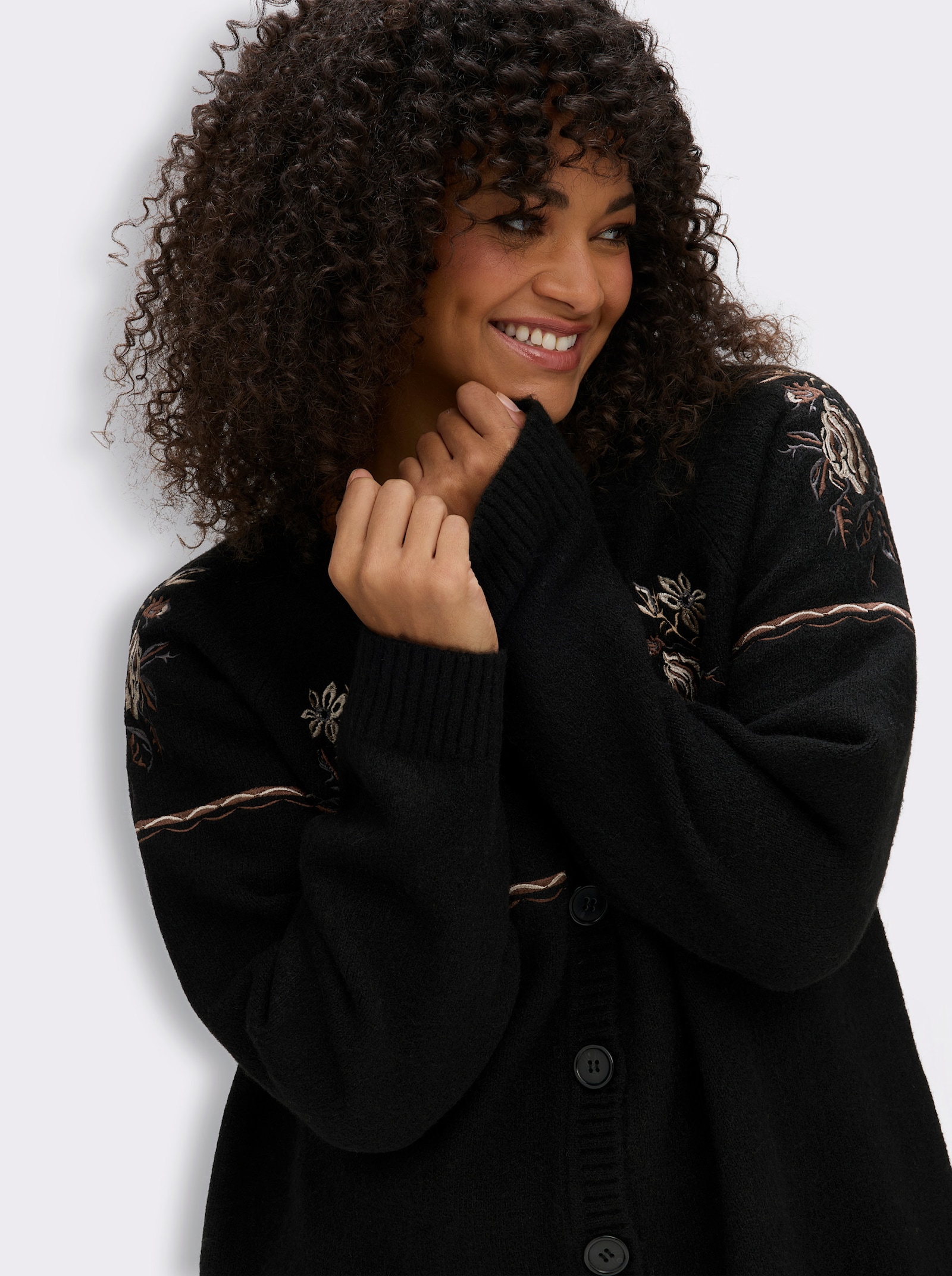 sheego Strickjacke mit floralem Intarsienmuster - schwarz-champagner-gemustert
