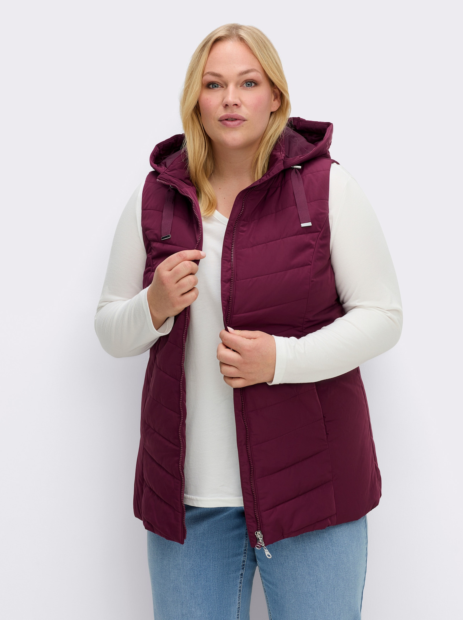 sheego Steppweste mit Kapuze und Stehkragen - burgund