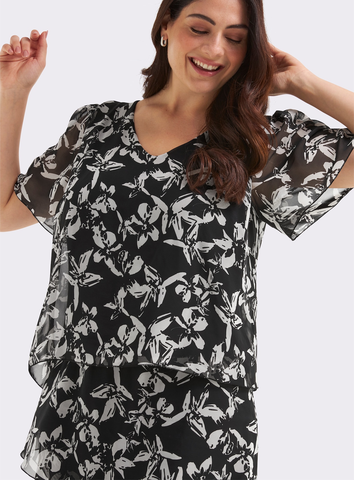 sheego Chiffonkleid mit drapierten Volants - schwarz-weiß-gemustert