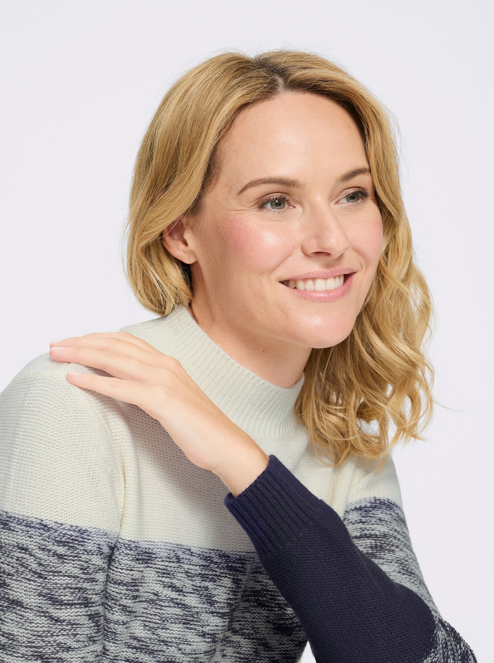 Stehkragenpullover mit Farbverlauf - ecru-marine