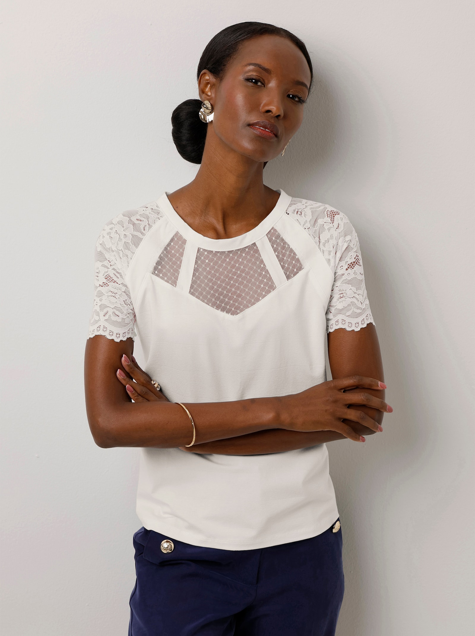Rundhalsshirt mit Spitzen-Ärmel - ecru