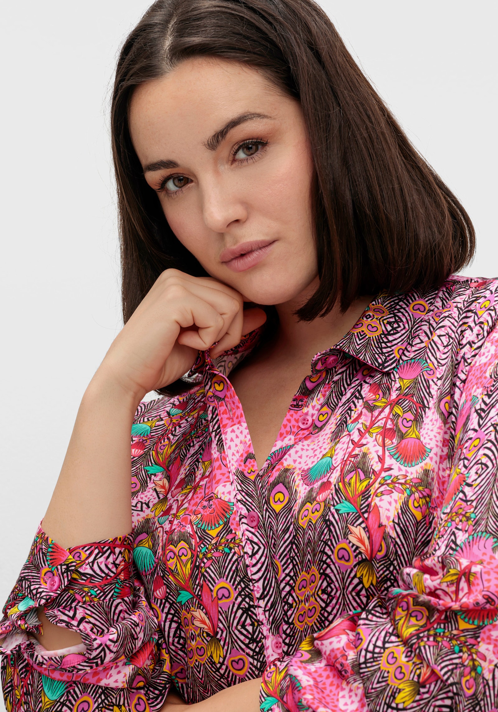 sheego loves miss goodlife Longbluse aus Viskose-Satin, im Mustermix - pink gemustert