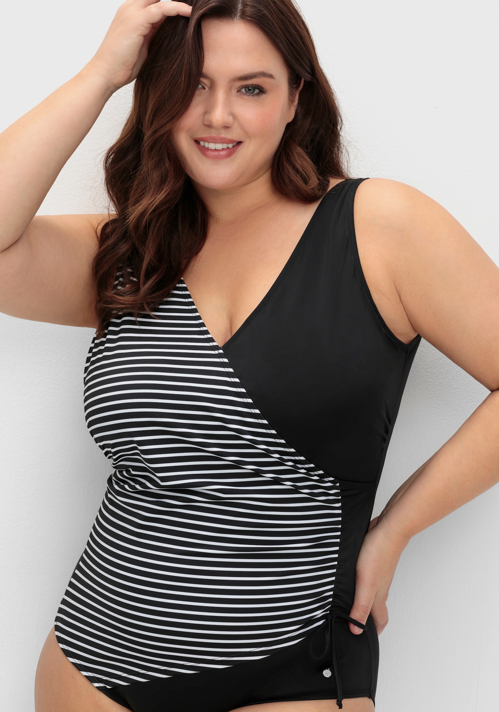 sheego Badeanzug in Wickeloptik - schwarz