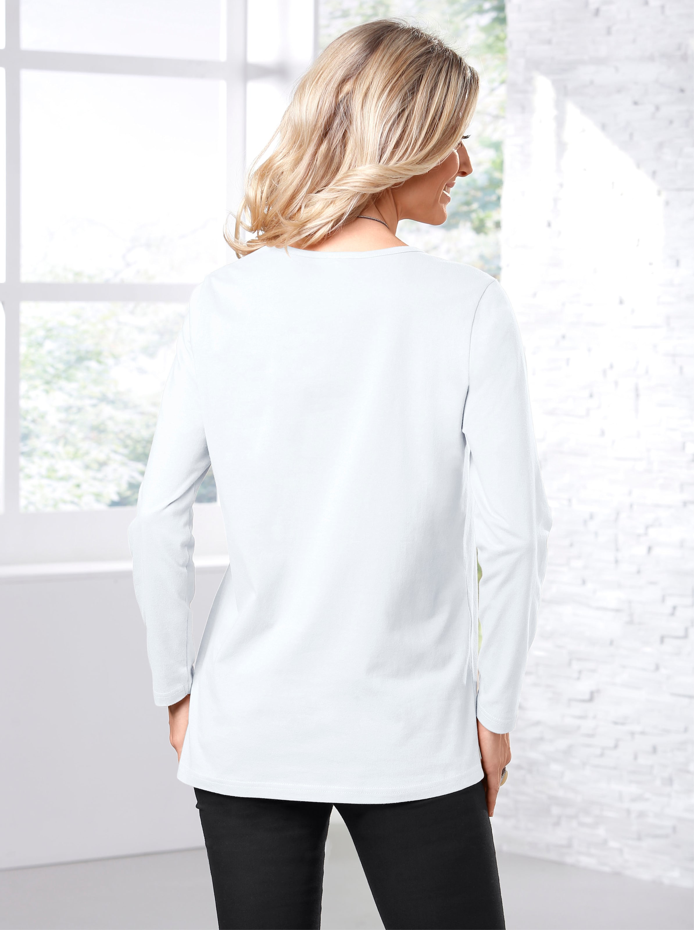 Lang Shirt  günstig Kaufen-Langarmshirt in weiß von heine. Langarmshirt in weiß von heine <![CDATA[Figurschmeichelndes Shirt für unbegrenzten Kombispaß!]]>. 