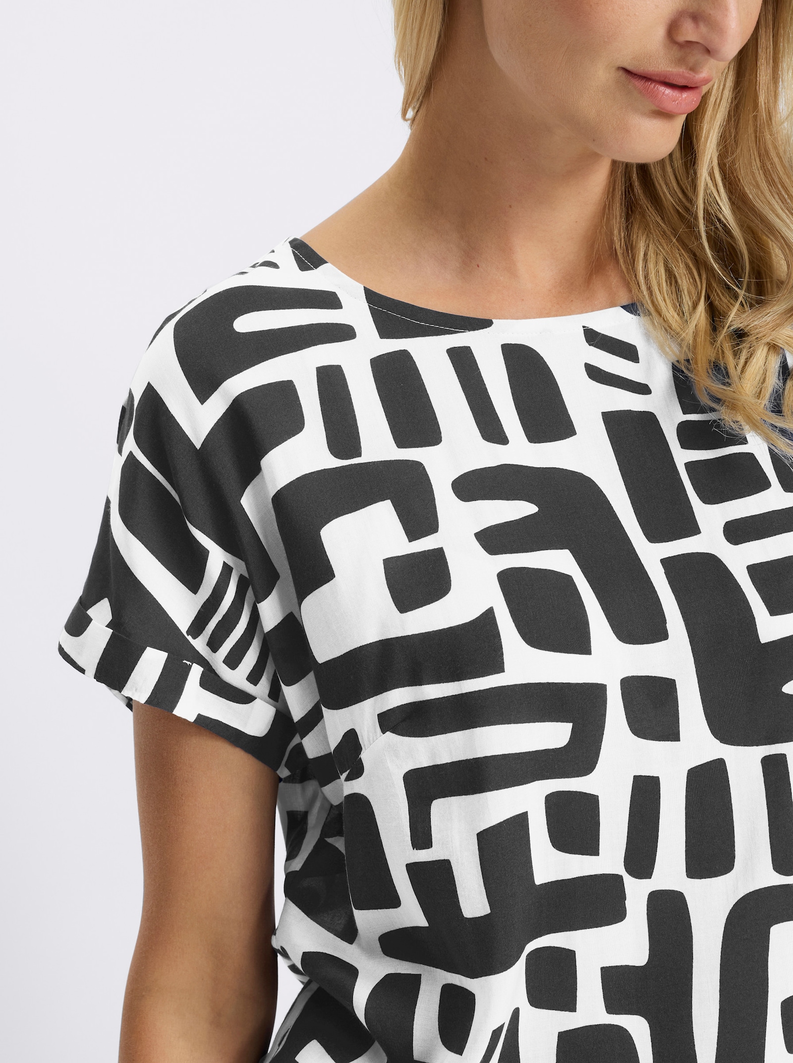 heine Kurzarmbluse mit - schwarz-ecru-bedruckt