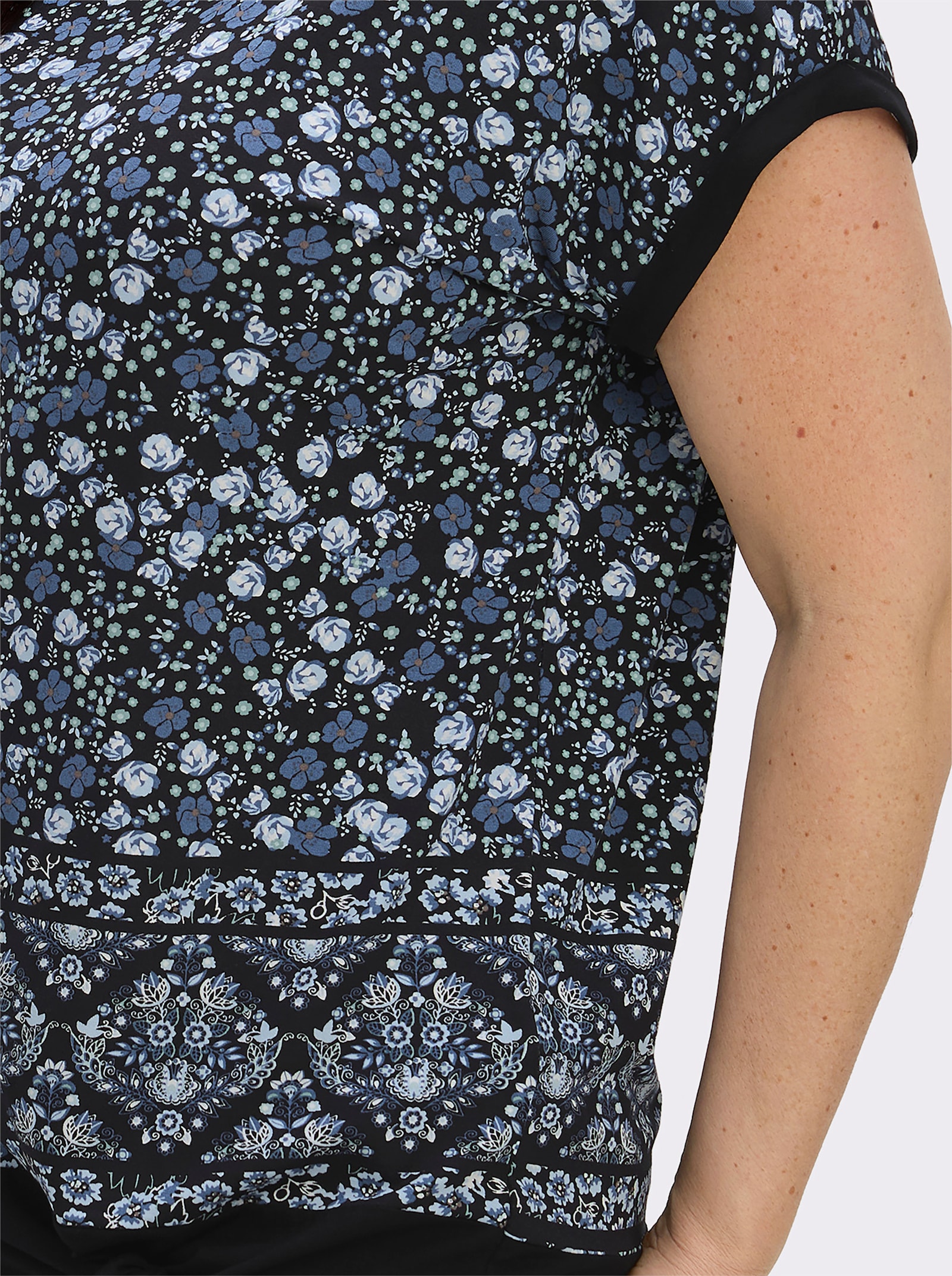 Kurzarmshirt mit Bindeband am Saum - jeansblau-schwarz-bedruckt