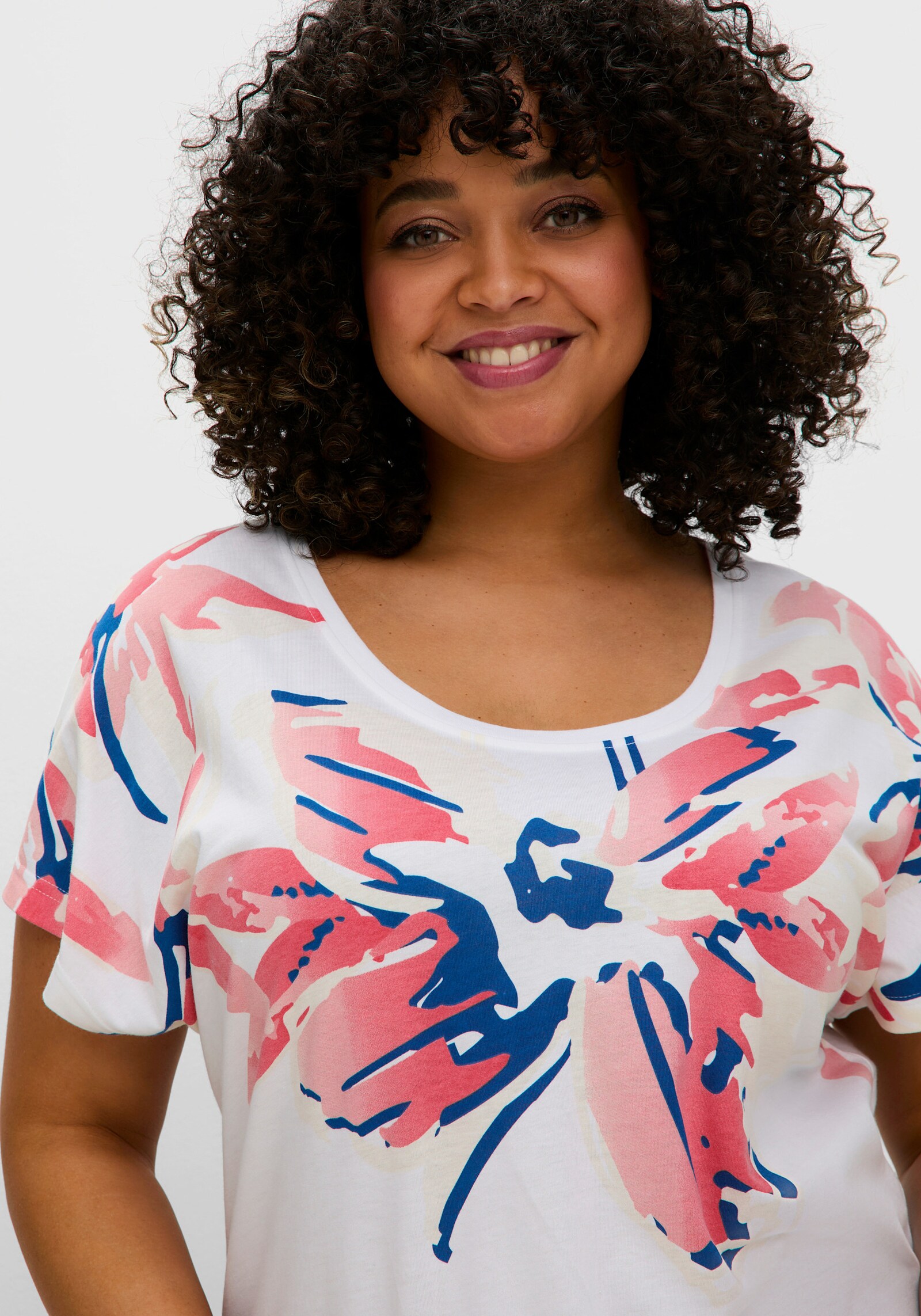 sheego Shirt mit weitem Rundhals und Blütenprint - ecru bedruckt