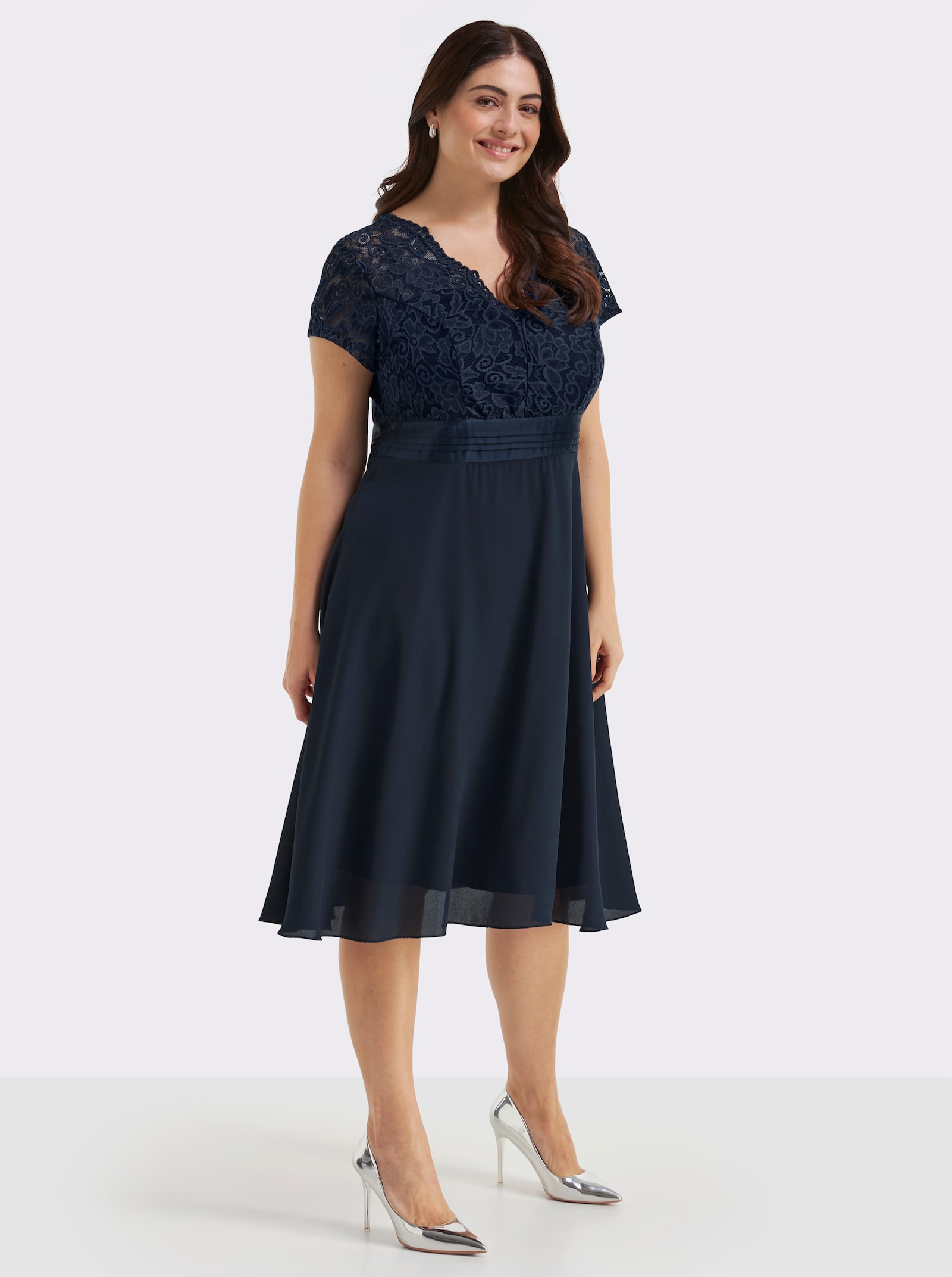 Cocktailkleid mit kunstvollem Spitzeneinsatz - marine