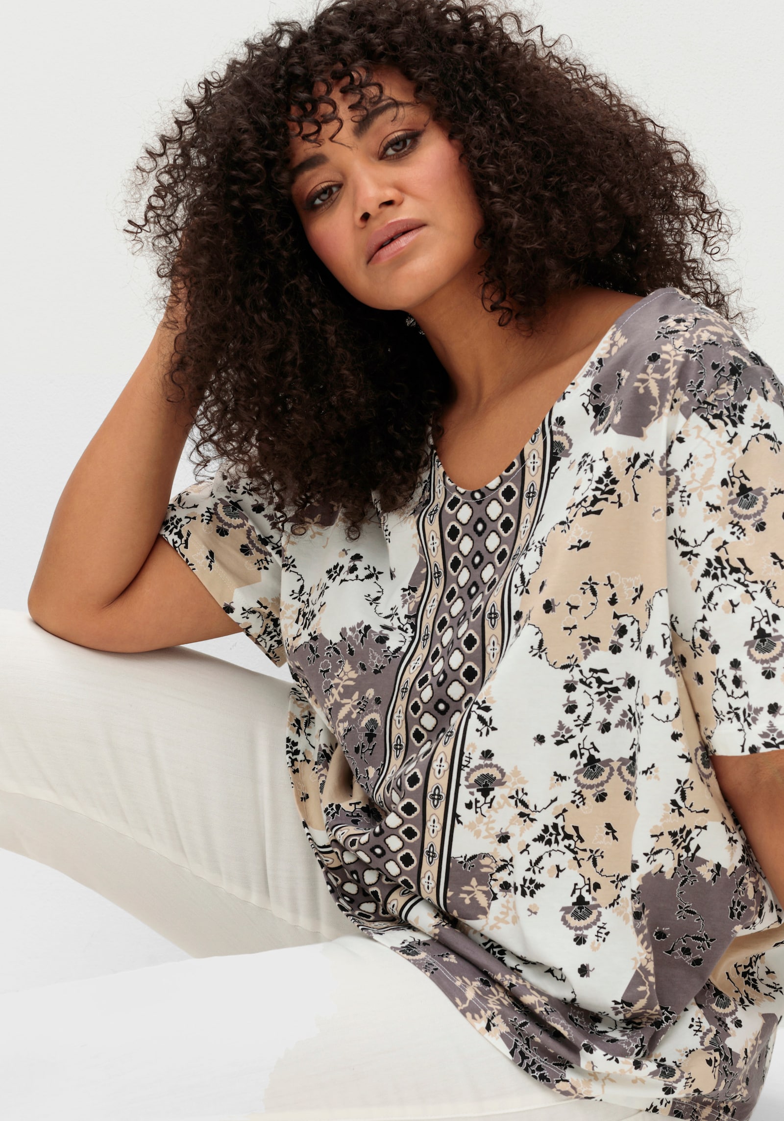 Kurzarmshirt aus reiner Baumwolle - ecru-grau-bedruckt