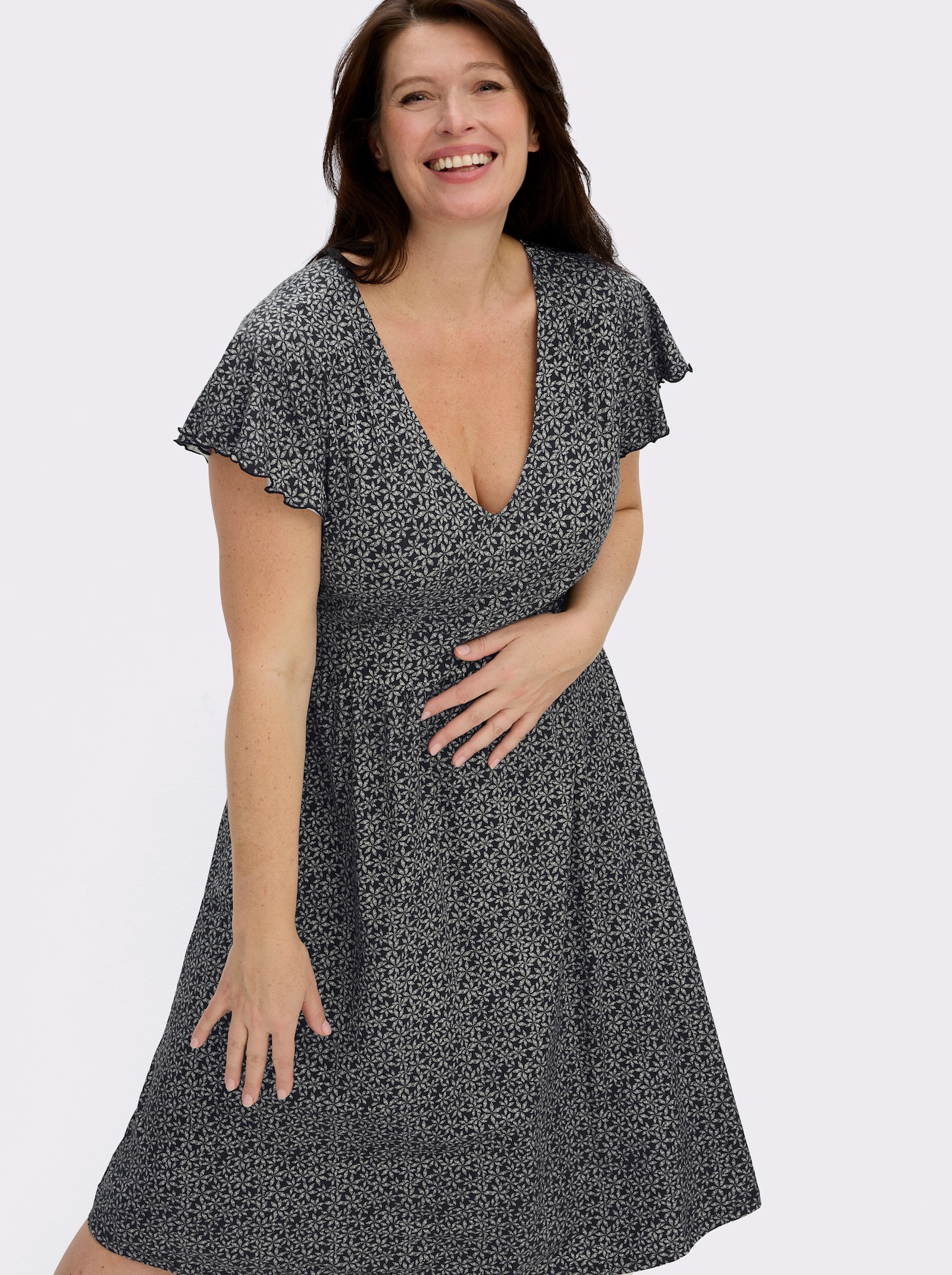 Jerseykleid mit Flügelärmeln und Smokpartie hinten - schwarz-weiß-bedruckt