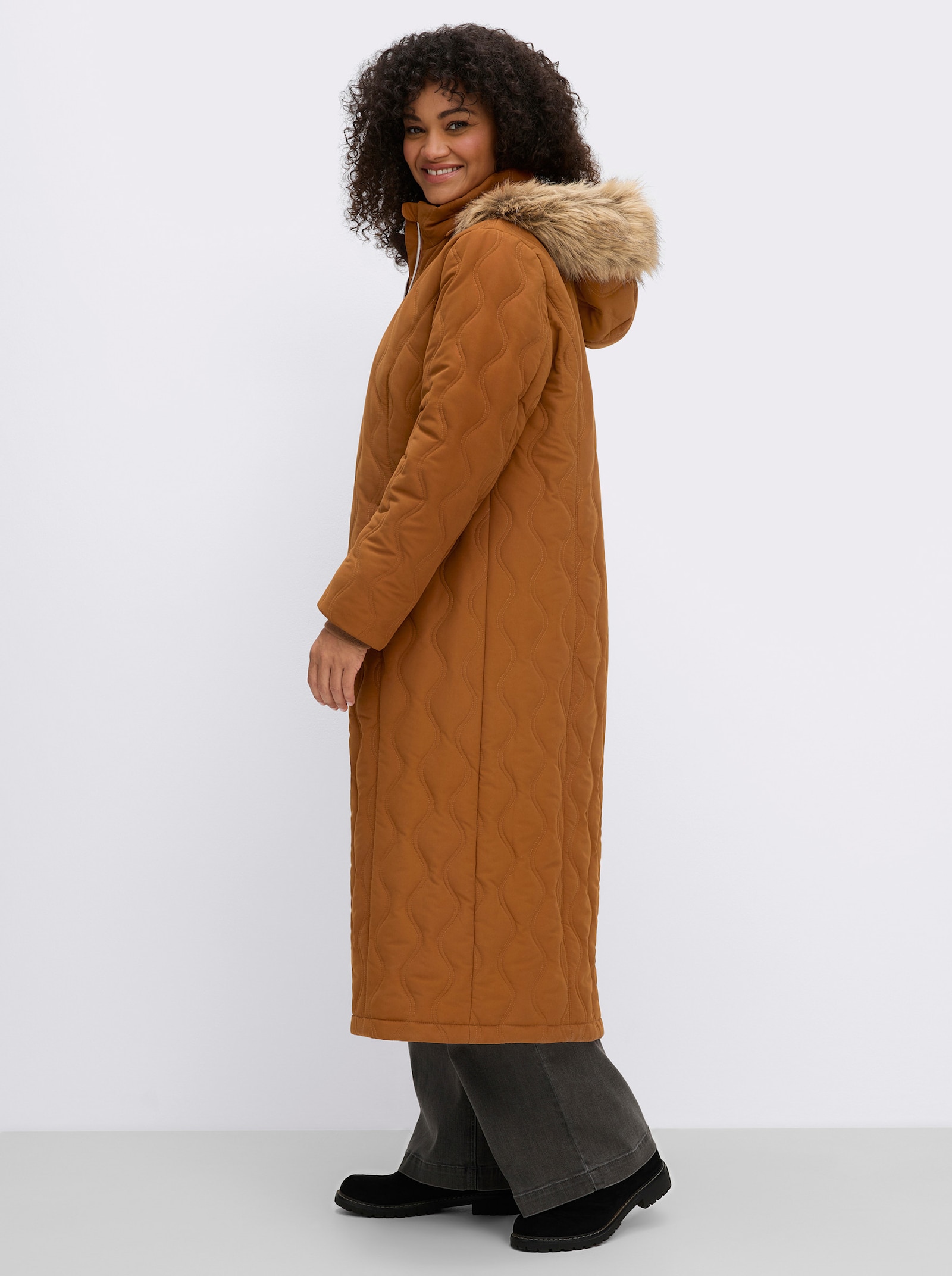 sheego Steppmantel mit Kapuze und Fellimitat-Besatz - cognac