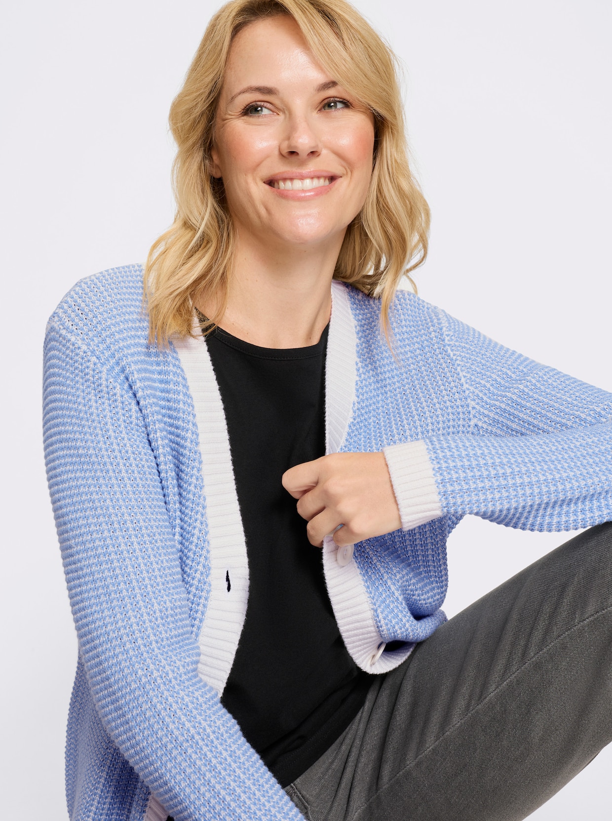 Strickjacke - himmelblau-ecru-gemustert