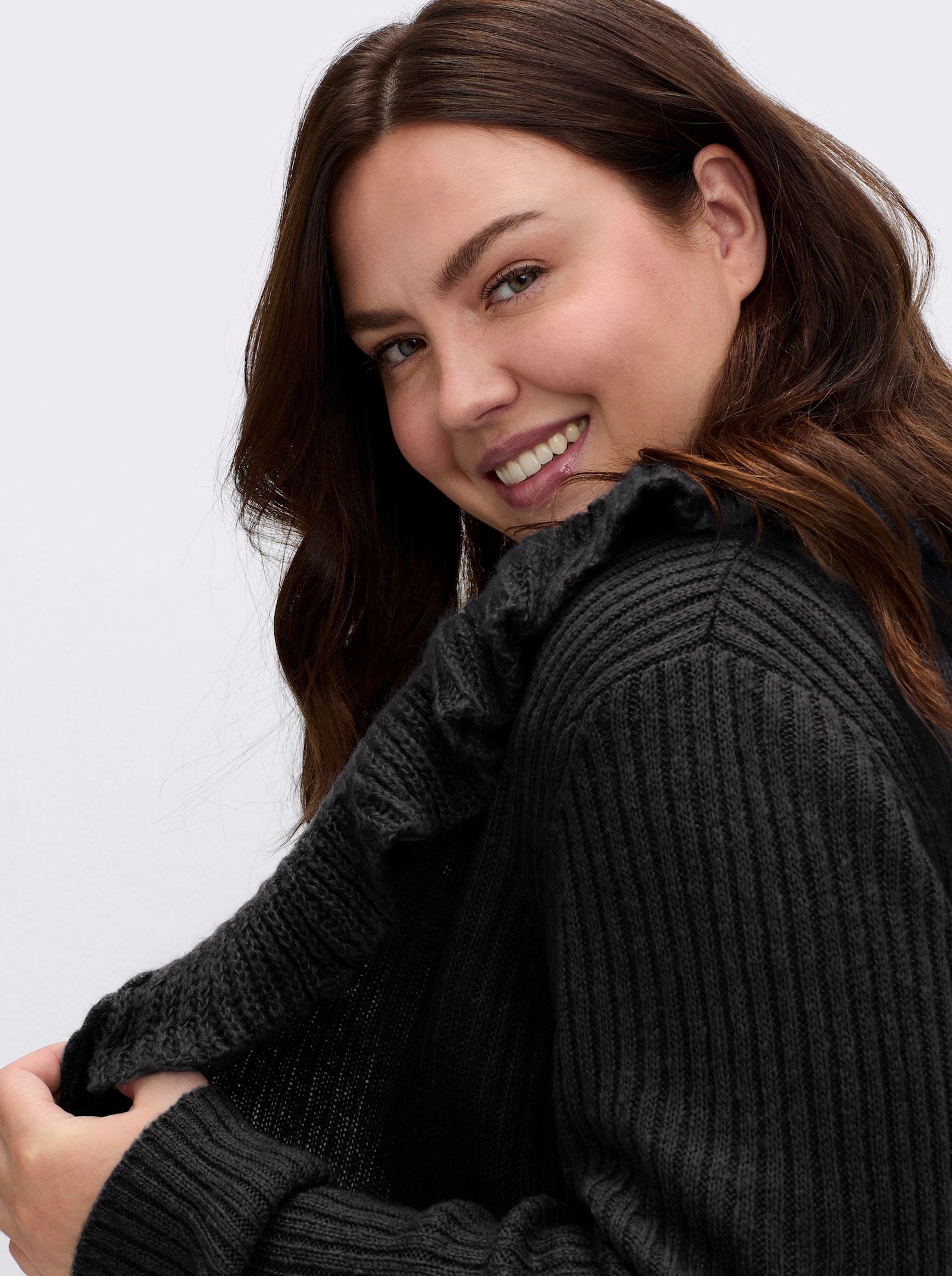 sheego by Joe Browns Strickjacke mit Kragen in Volantform - schwarz