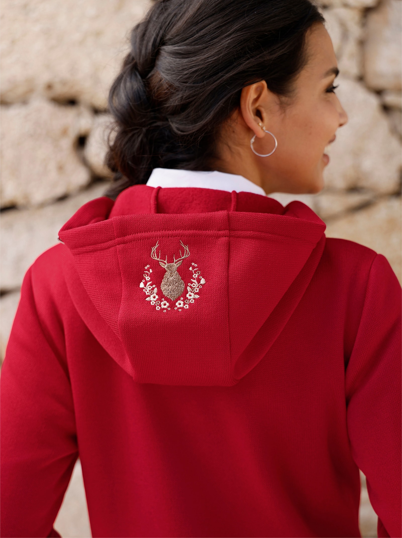 Strickfleecejacke mit Hirsch-Stickerei - rot