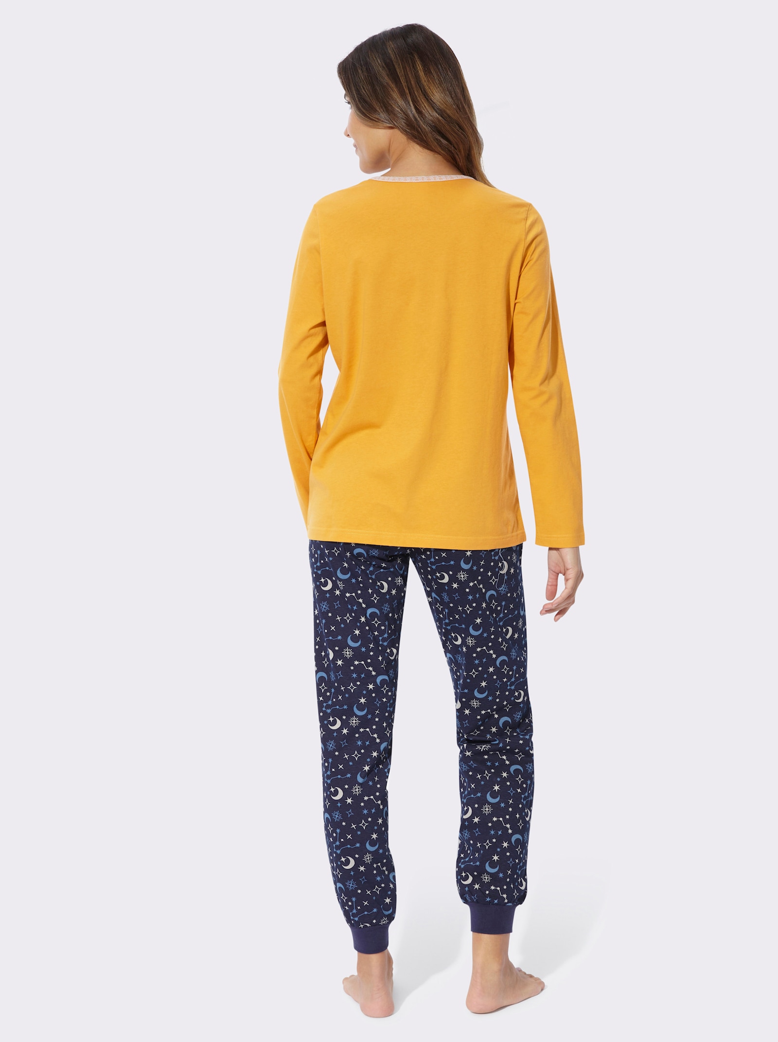 Schlafanzug mit Spitze am Ausschnitt - ocker-marine-bedruckt