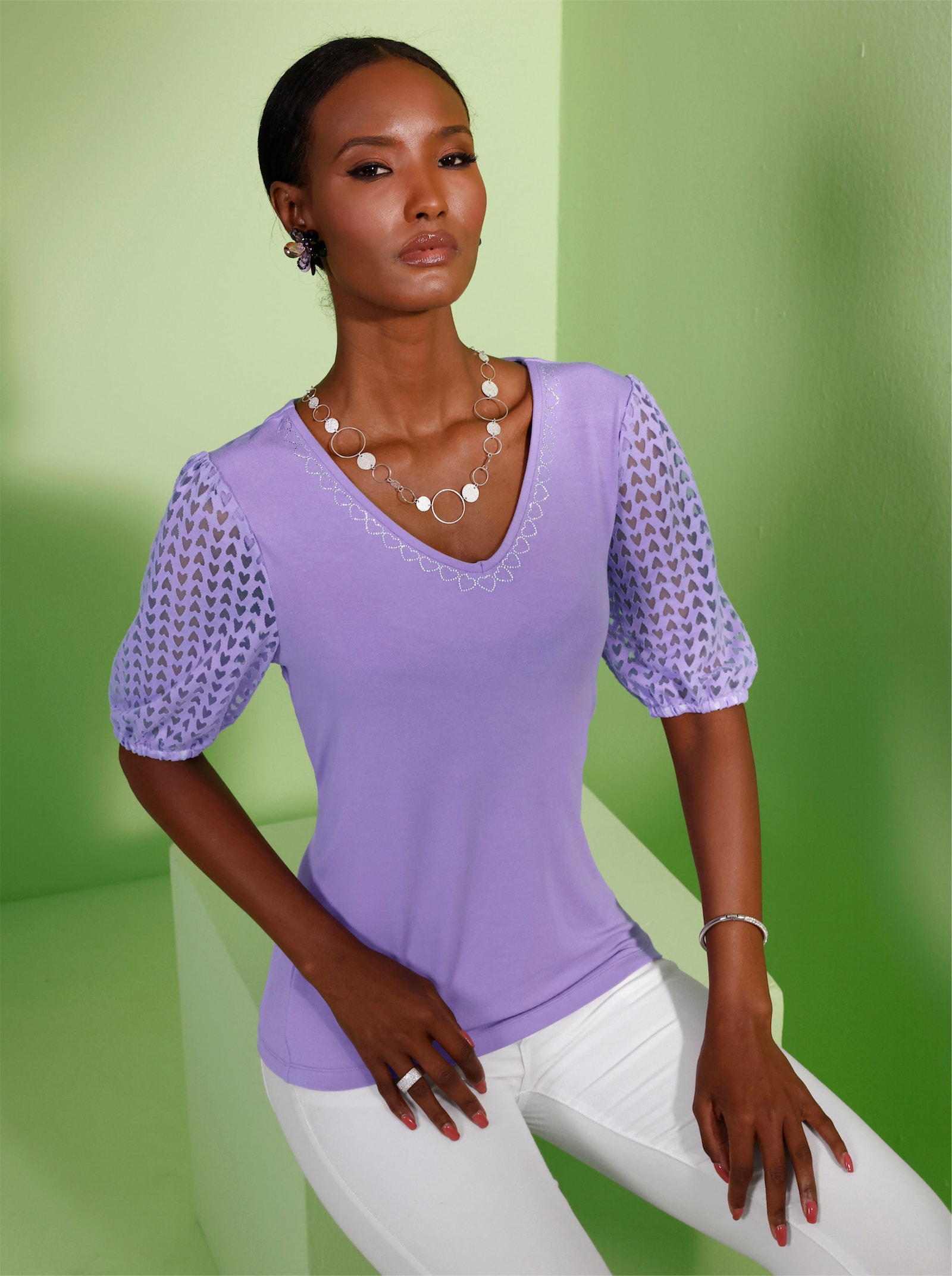V-Shirt mit Ärmeln im Ausbrenner-Dessin - lavendel
