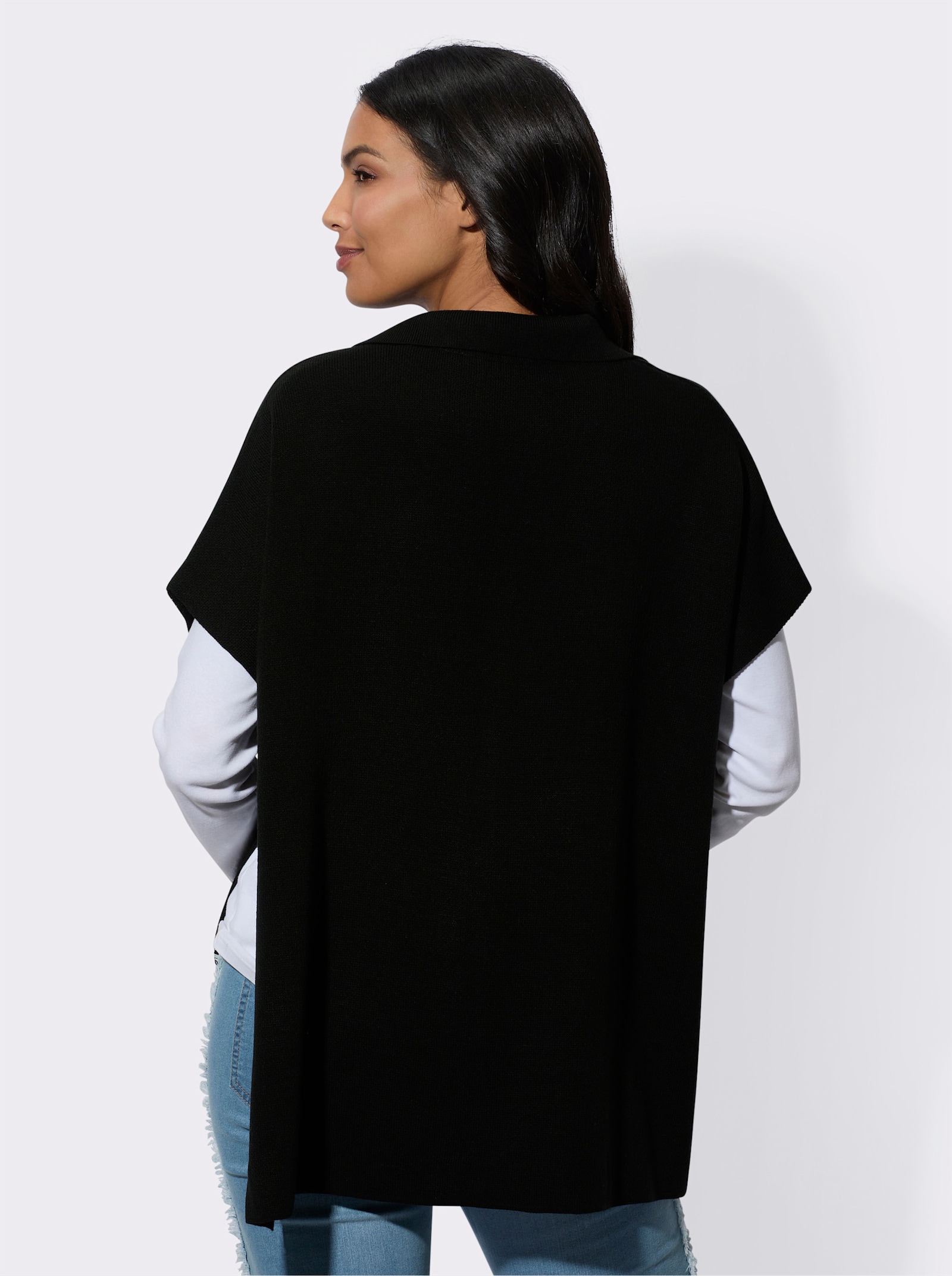 Stickad poncho med påsydda fickor - svart