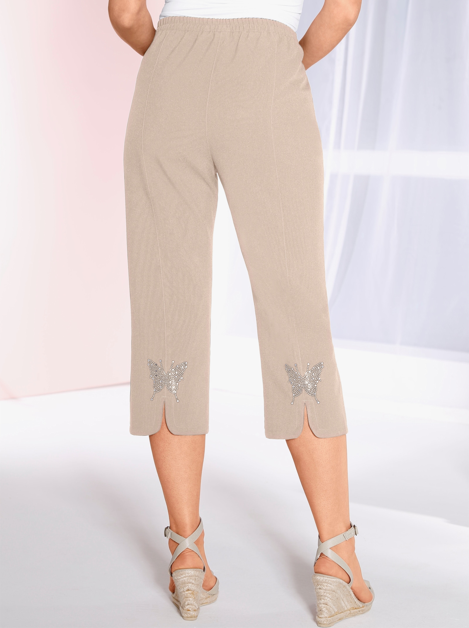 Caprihose mit glitzernder Schmetterlings-Applikation - beige