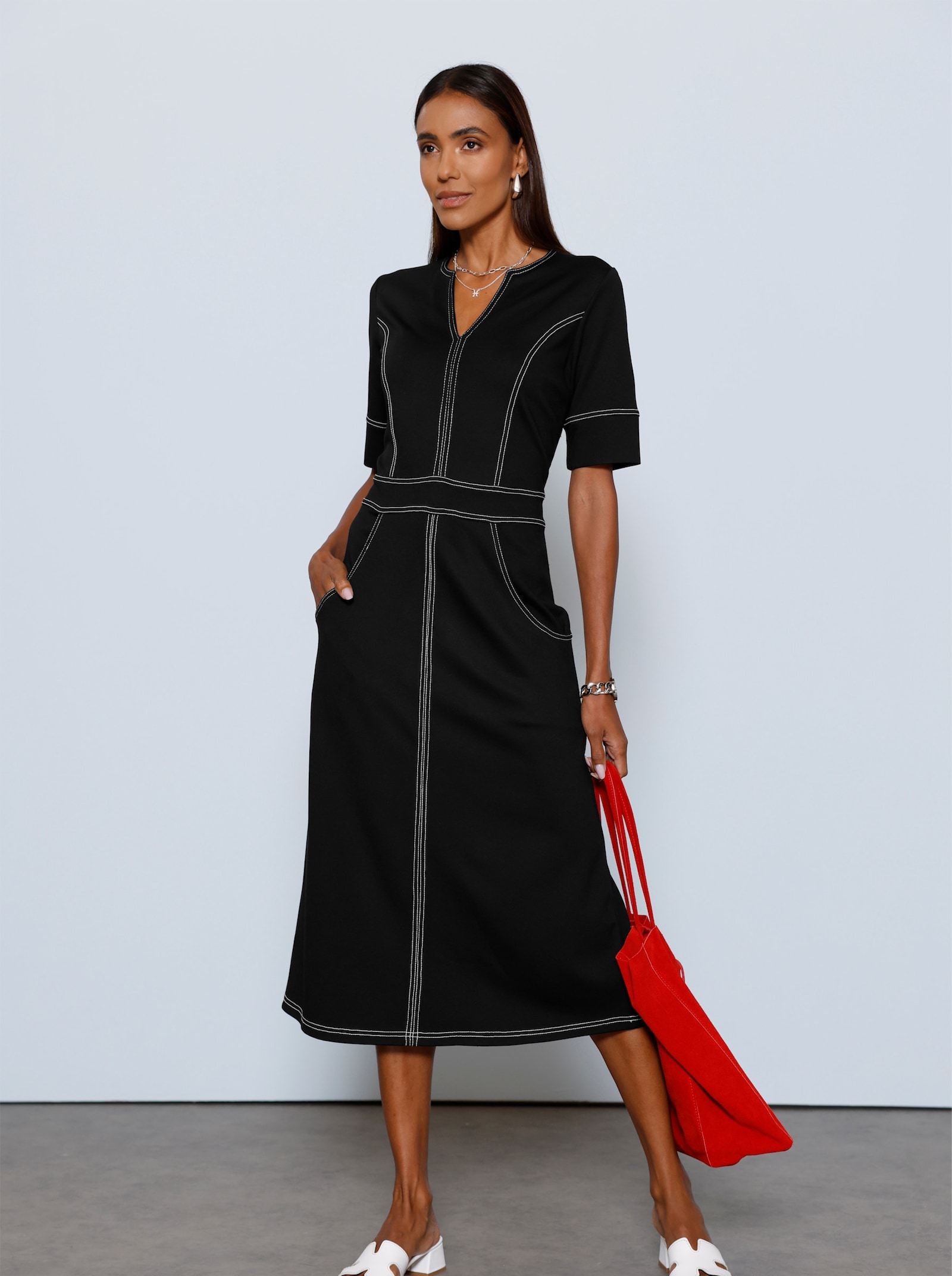 Jerseykleid mit seitlichem Reißverschluss - schwarz