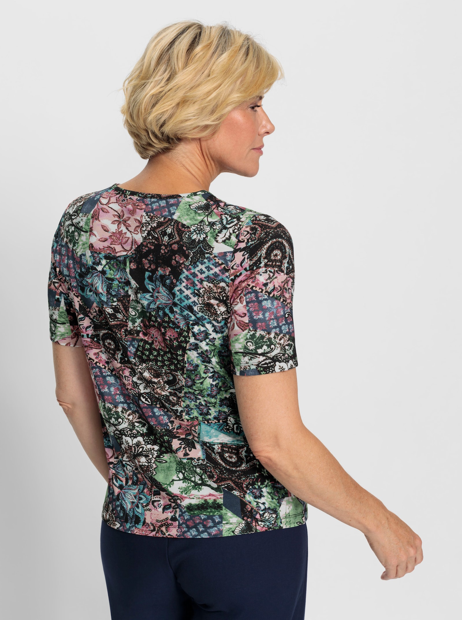 Rundhalsshirt in schimmernder Viskose-Qualität - schwarz-orchidee-bedruckt