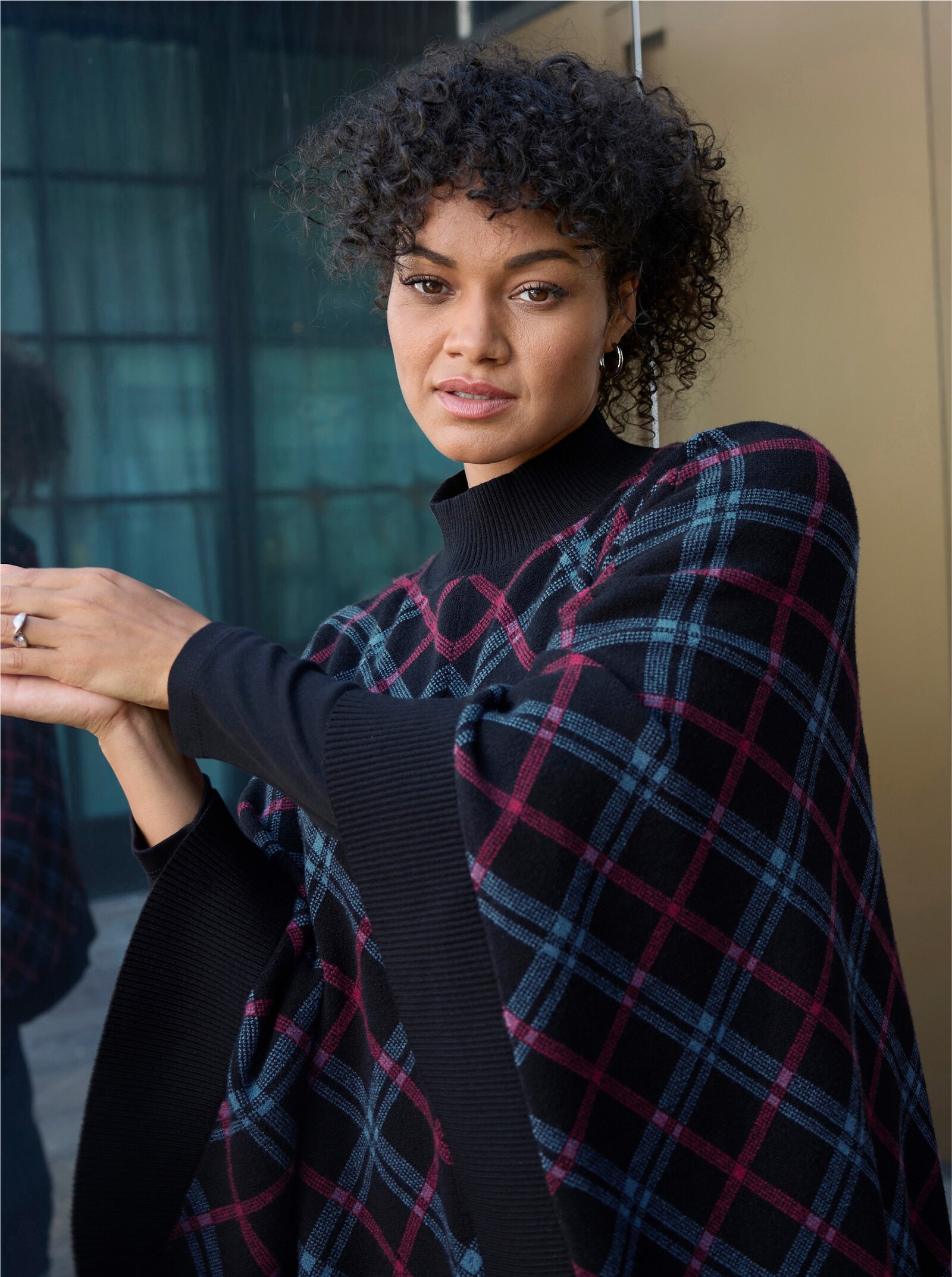 sheego Strickponcho mit Karomuster - schwarz-bordeaux-kariert