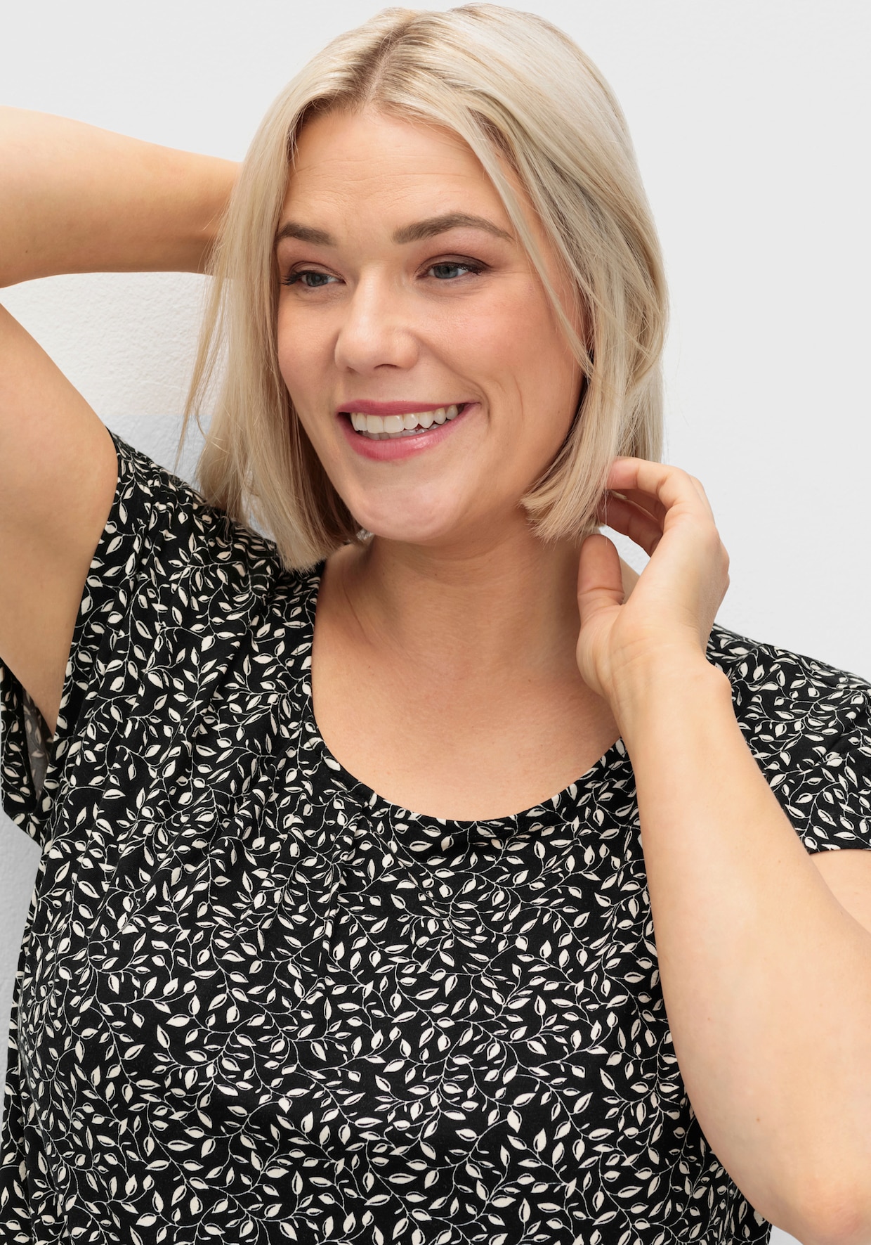 sheego Kurzarmshirt - schwarz-gemustert