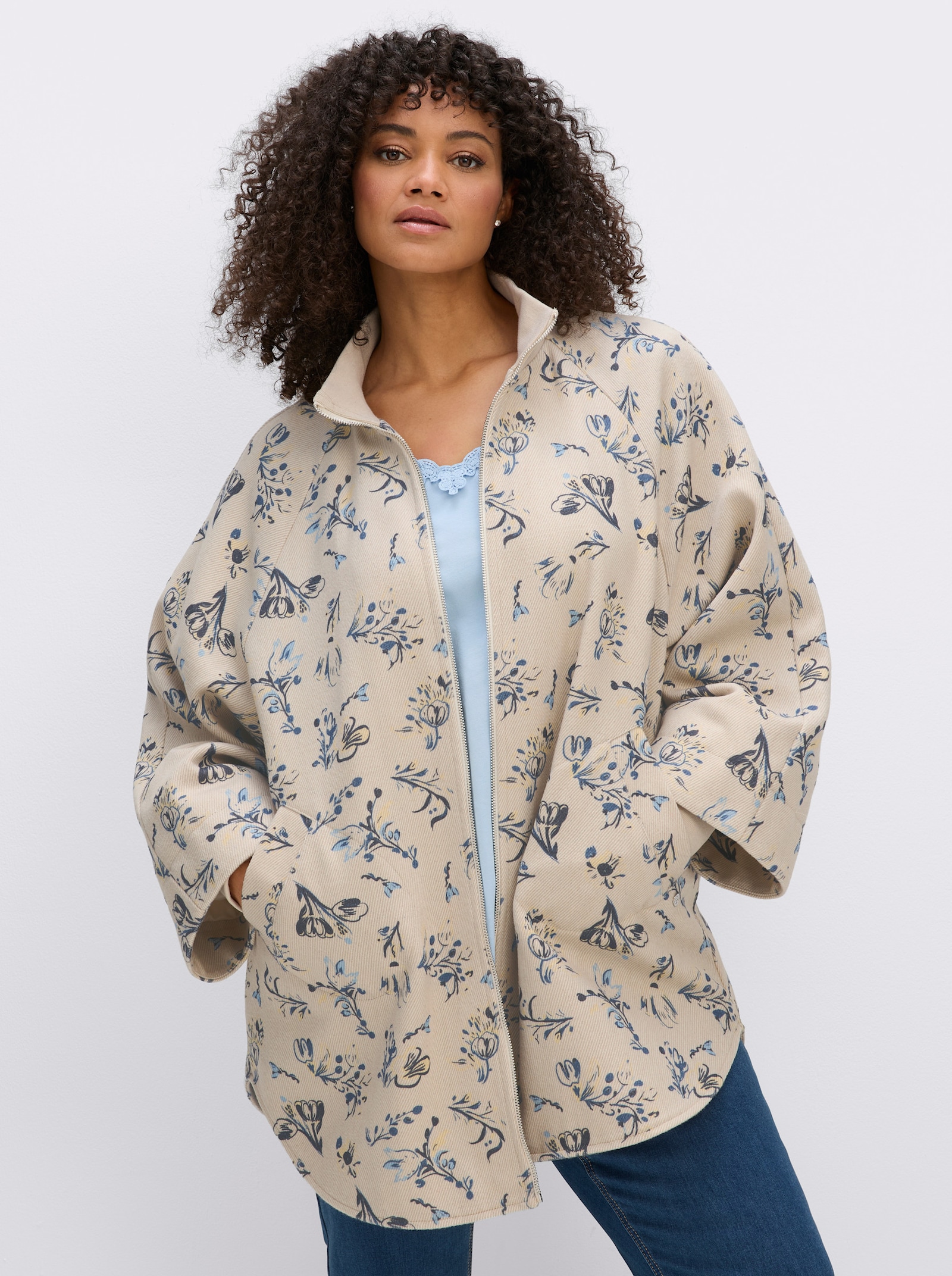 sheego Cape mit Blütenprint und Rippbündchen - champagner-rauchblau-gemustert