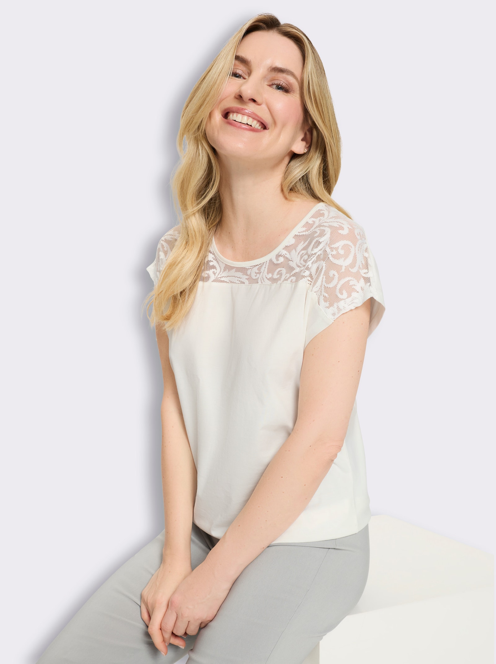 Rundhalsshirt mit Spitzeneinsatz - ecru