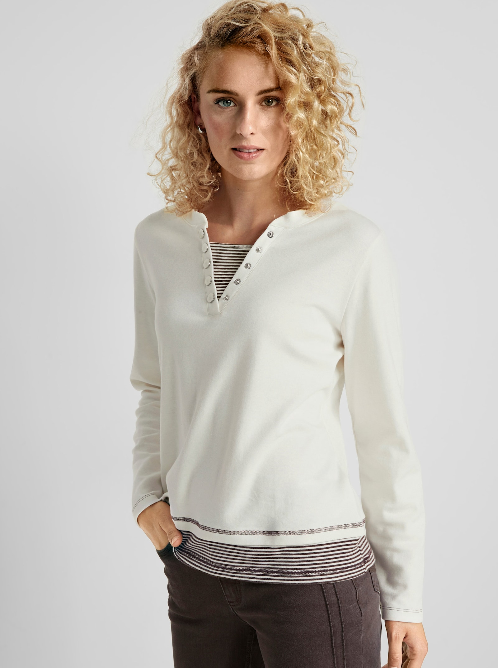 Rundhalsshirt mit gestreiften Einsätzen - ecru-dunkeltaupe-geringelt