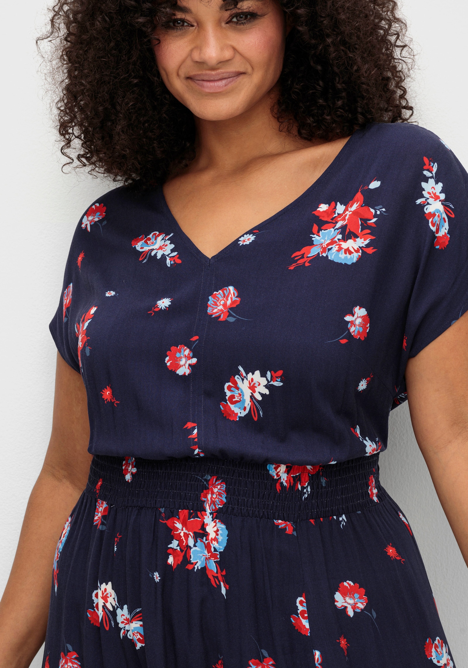 sheego Maxikleid mit Blumendruck und gesmokter Taille - marine-gemustert