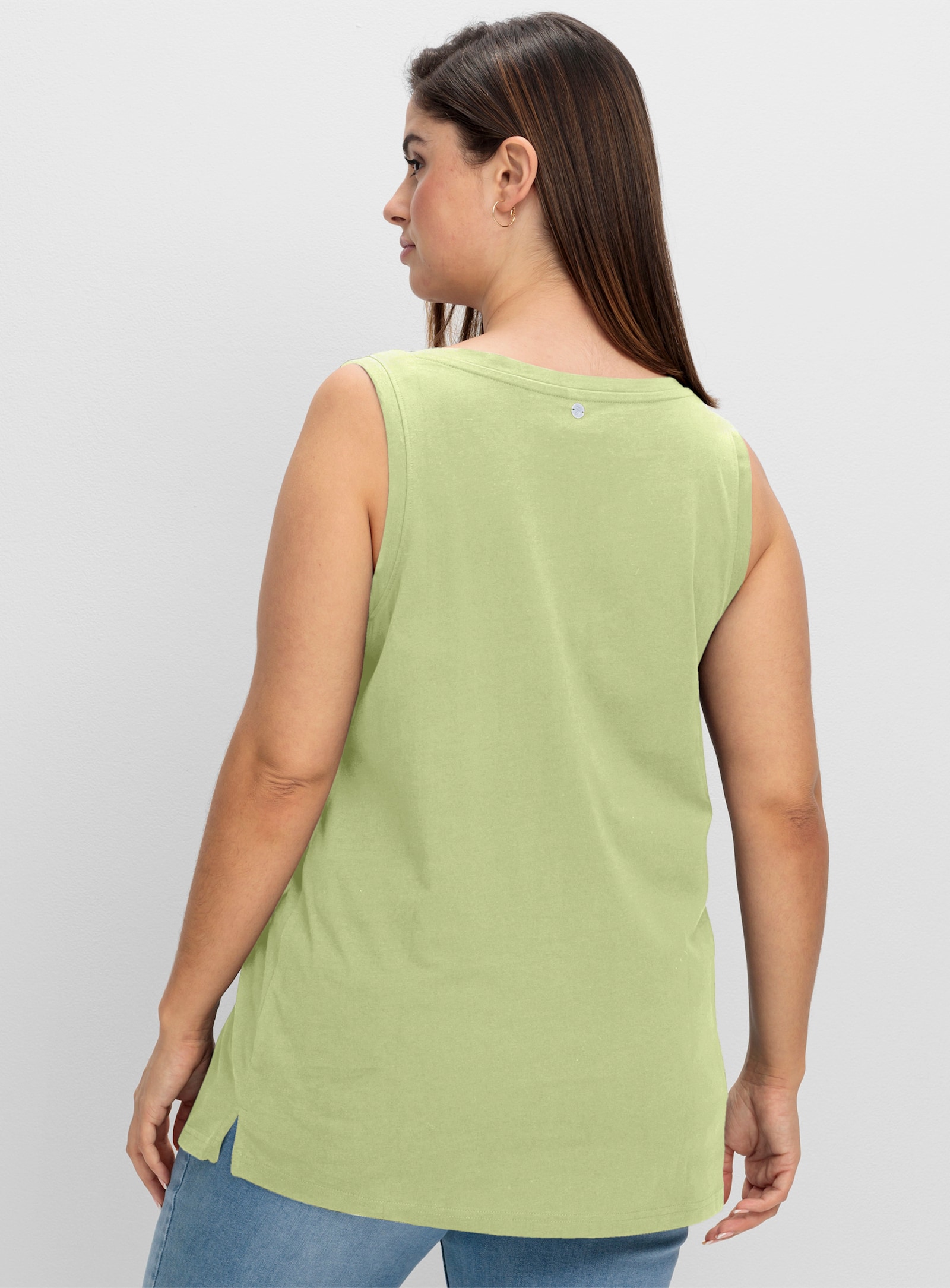 sheego Tanktop mit V-Ausschnitt und Zierknopfleiste - pistazie