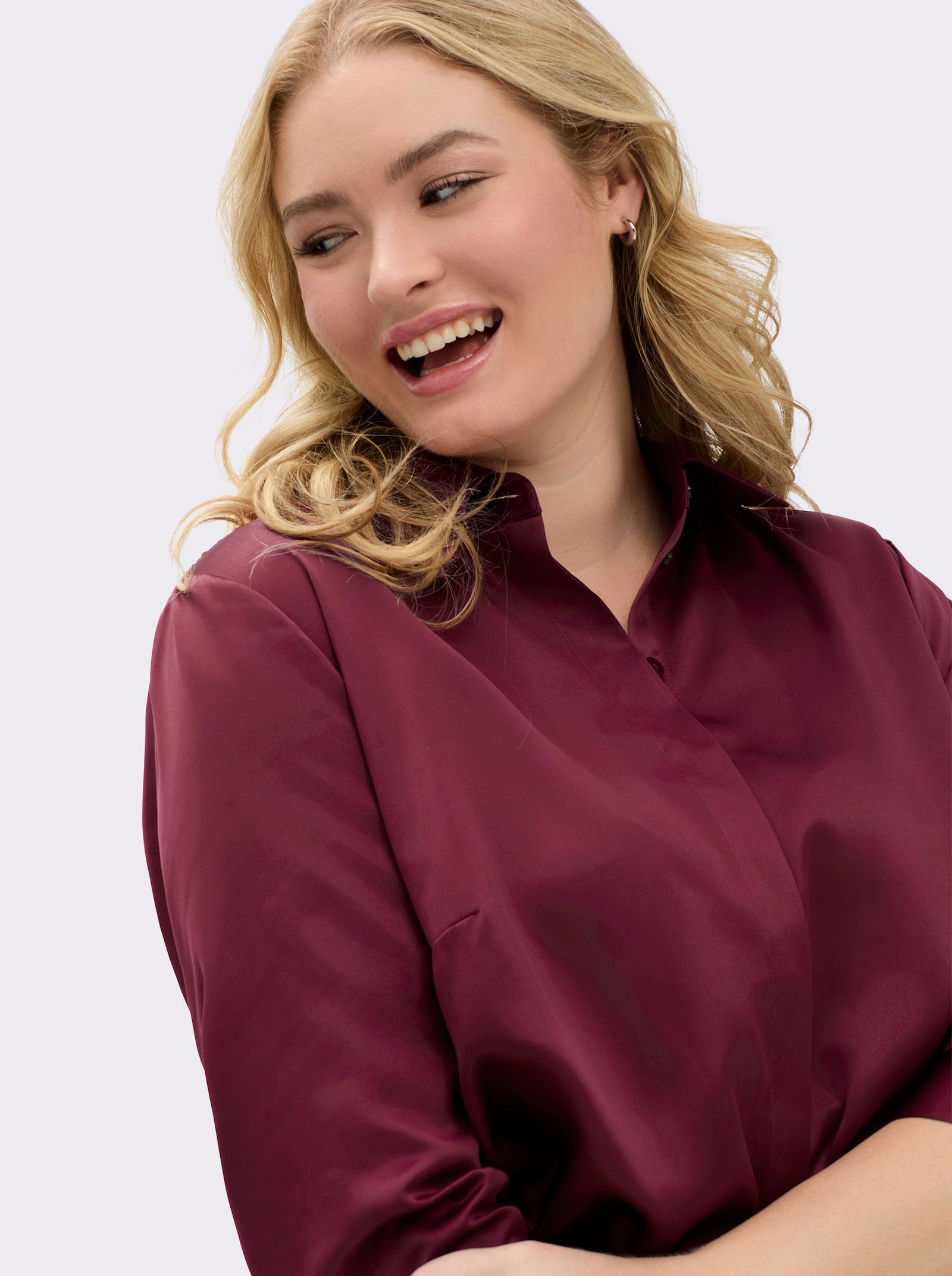 sheego Satinbluse mit verkürztem Saum vorn - bordeaux
