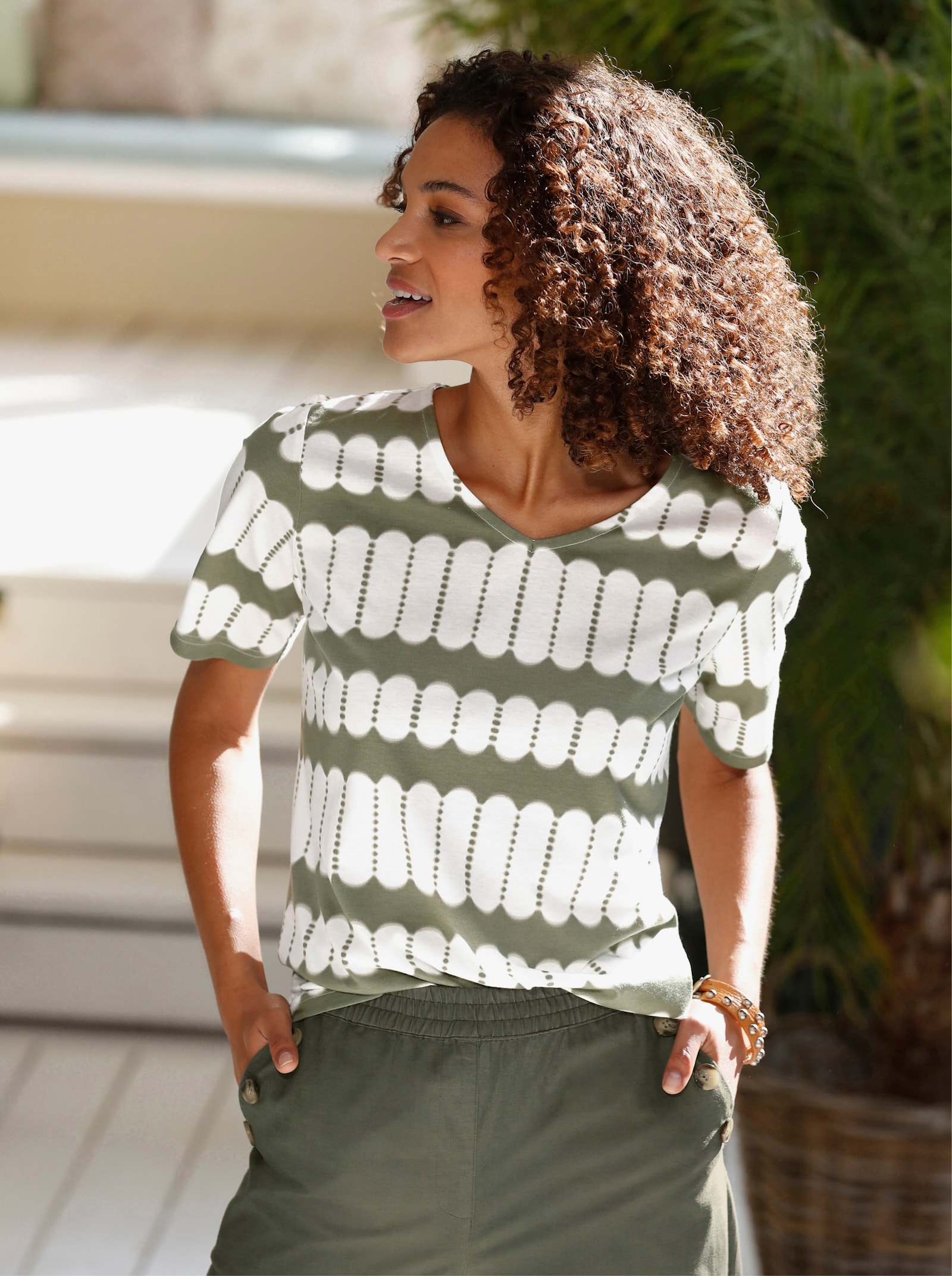 Kurzarmshirt mit V-Ausschnitt - khaki-ecru-bedruckt