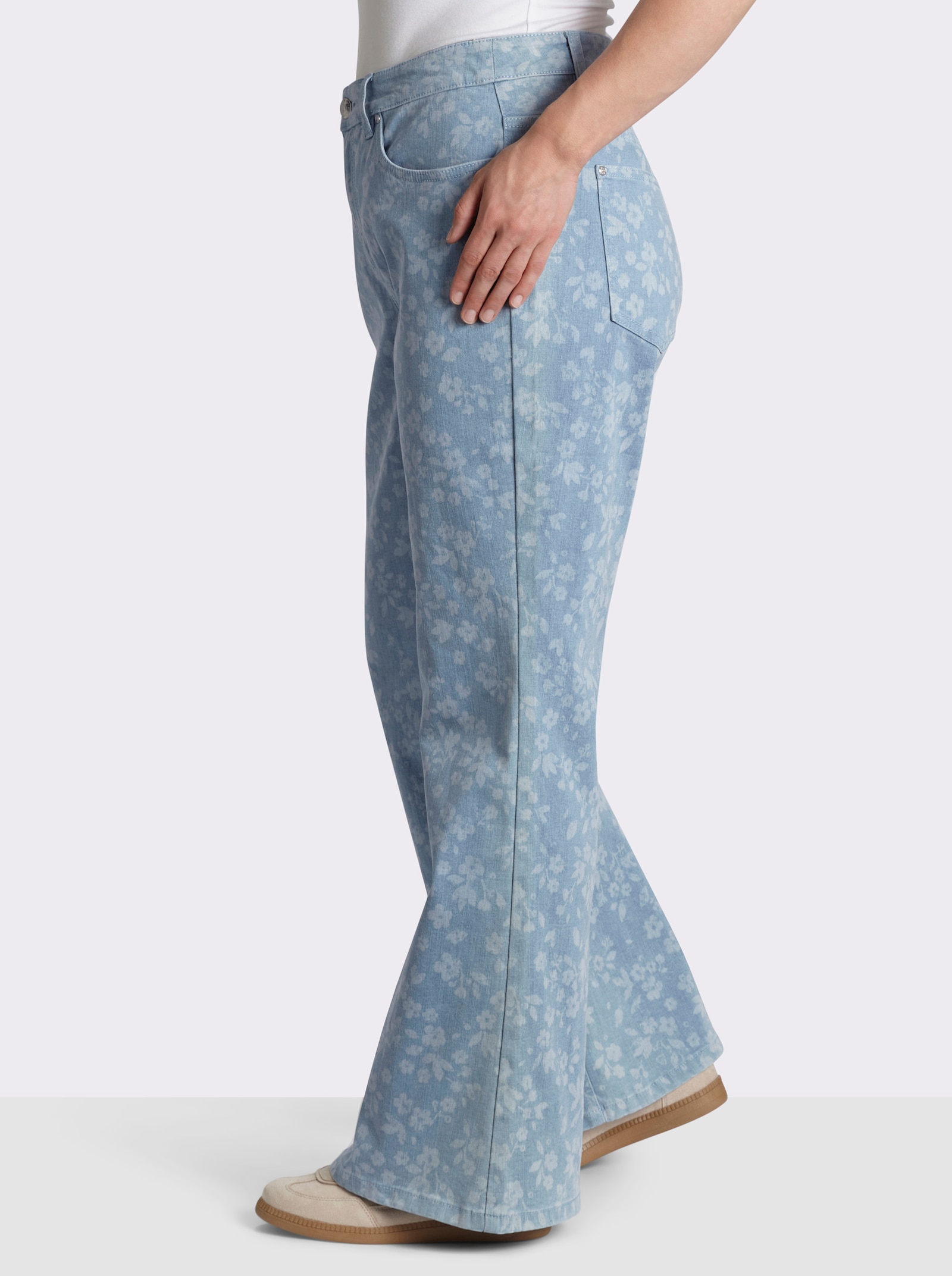 sheego Bootcut-Jeans mit Laserprint-Blüten - blue-bleached