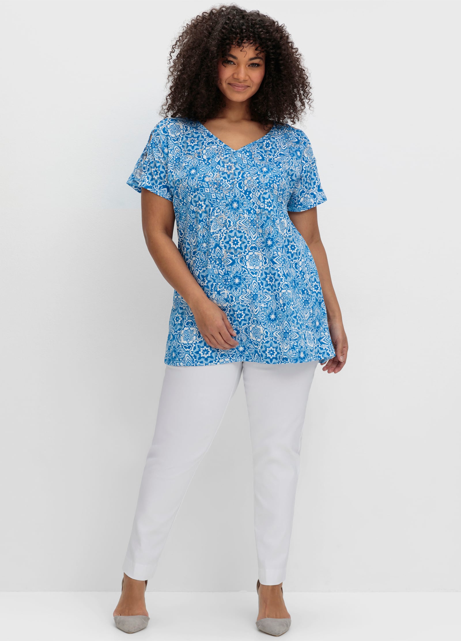 sheego Shirt met etskantprint en schoudersplitten - kobalt gedessineerd