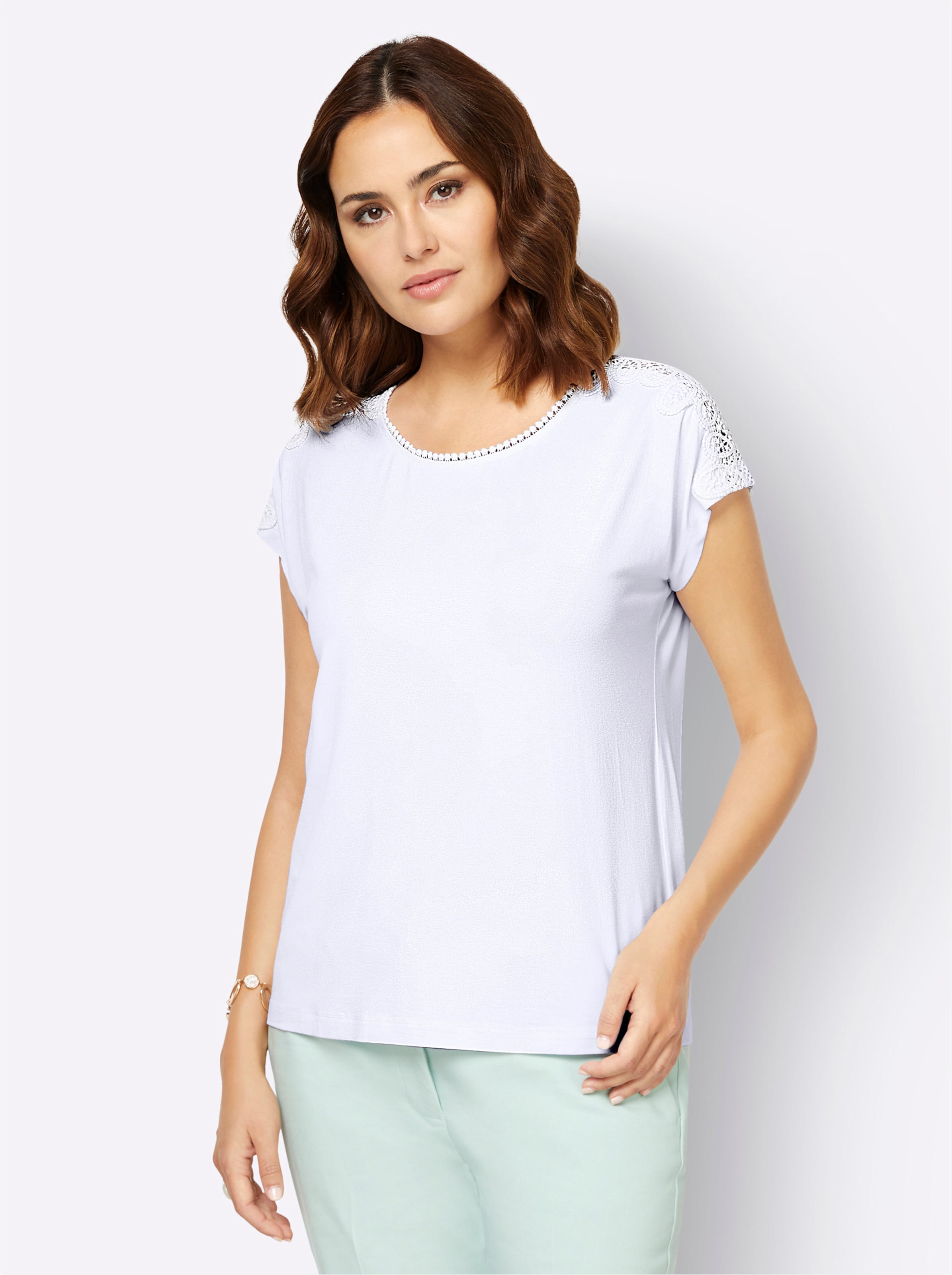 Shirt I günstig Kaufen-Spitzenshirt in weiß von heine. Spitzenshirt in weiß von heine <![CDATA[Das weiche Shirt in Viskose-Stretch-Qualität schmückt seine modern überschnittenen Schultern mit kunstvoller Spitze. Auch entlang des Rundhals-Ausschnittes verläuft ein 