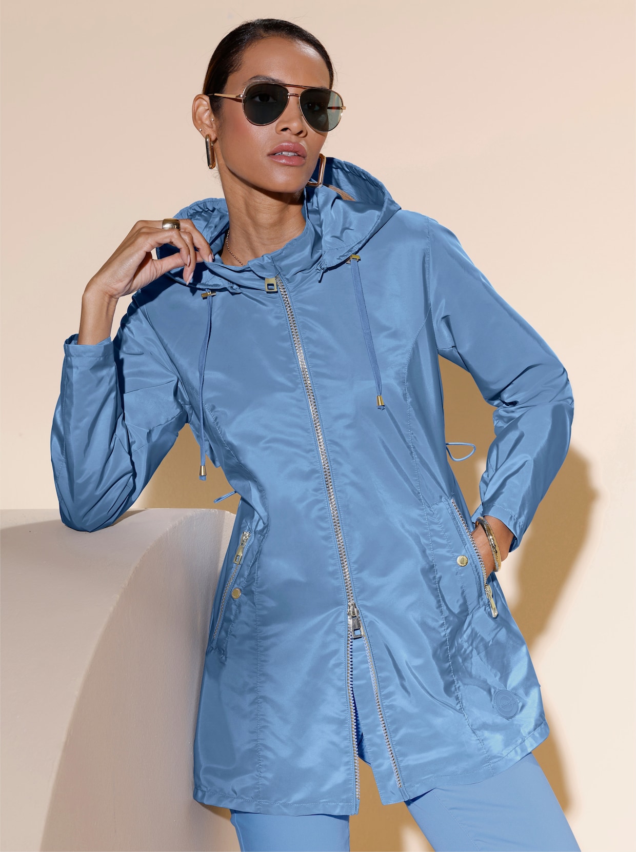 Übergangsjacke mit Tunnelzug auf Taillenhöhe hinten - himmelblau