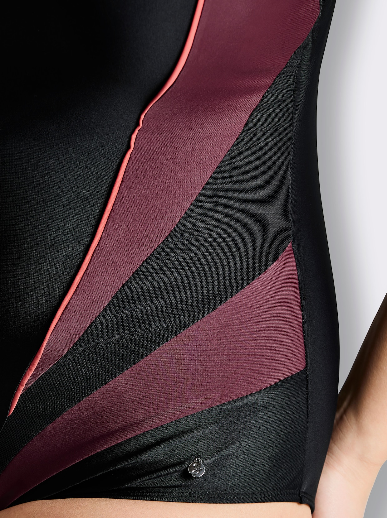 sheego Badeanzug mit Kontrast-Partien und Shaping-Effekt - schwarz-burgund